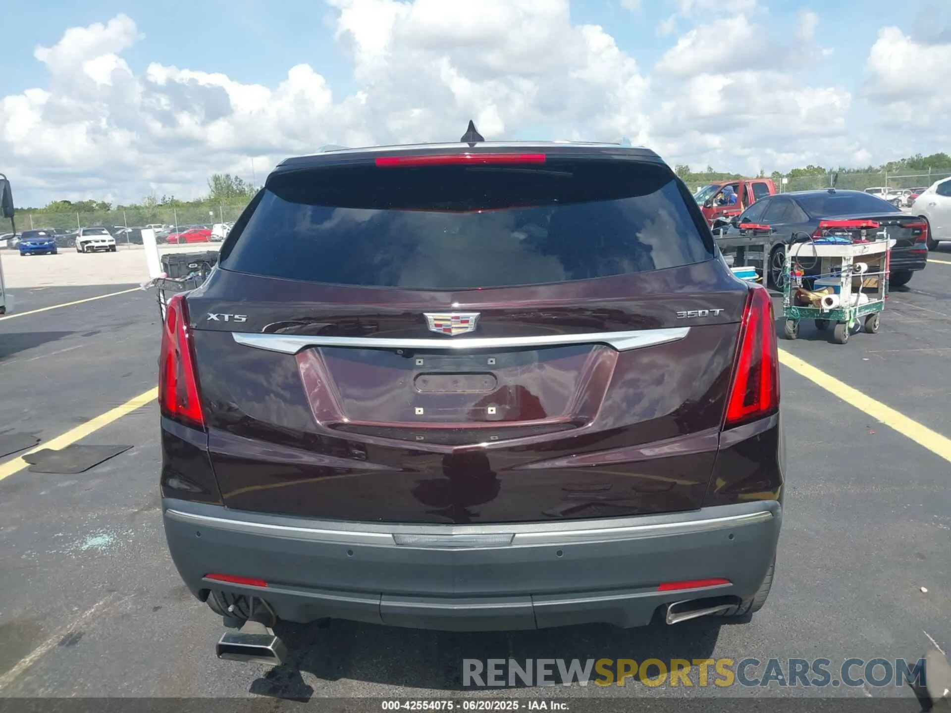17 Photograph of a damaged car 1GYKNAR4XMZ118140 CADILLAC XT5 2021