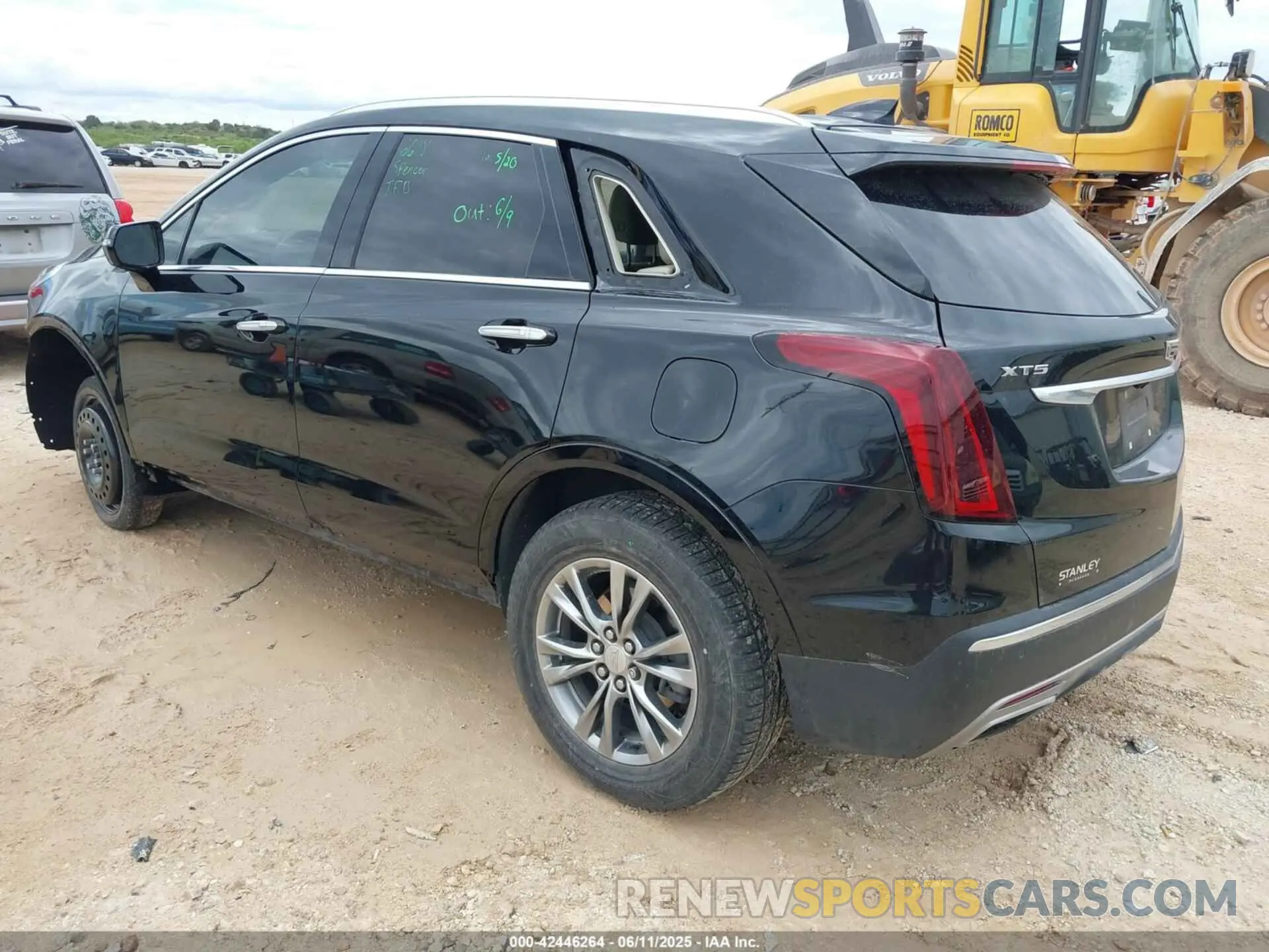 3 Photograph of a damaged car 1GYKNCRS8MZ233474 CADILLAC XT5 2021