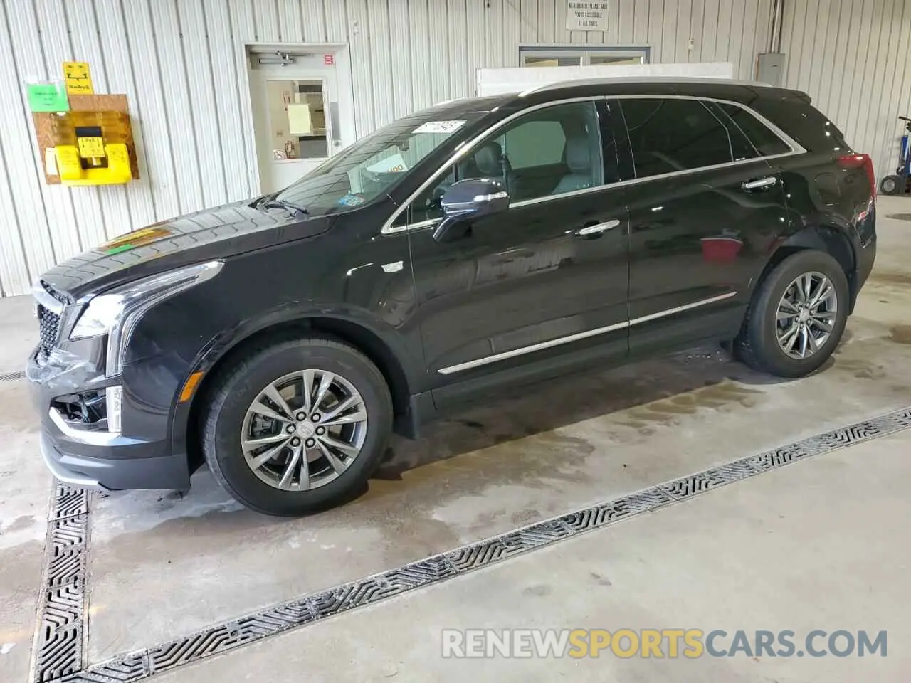 1 Photograph of a damaged car 1GYKNDRS6MZ137347 CADILLAC XT5 2021