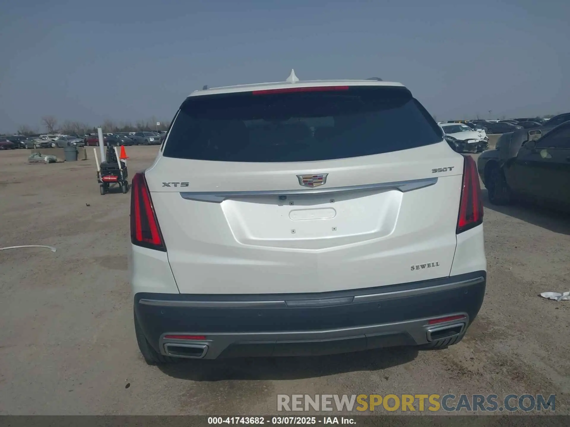 17 Photograph of a damaged car 1GYKNCR44NZ168240 CADILLAC XT5 2022