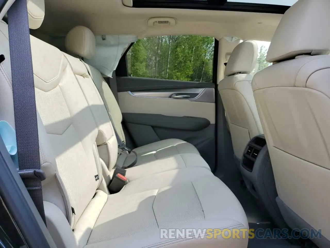 11 Photograph of a damaged car 1GYKNDR47NZ111097 CADILLAC XT5 2022