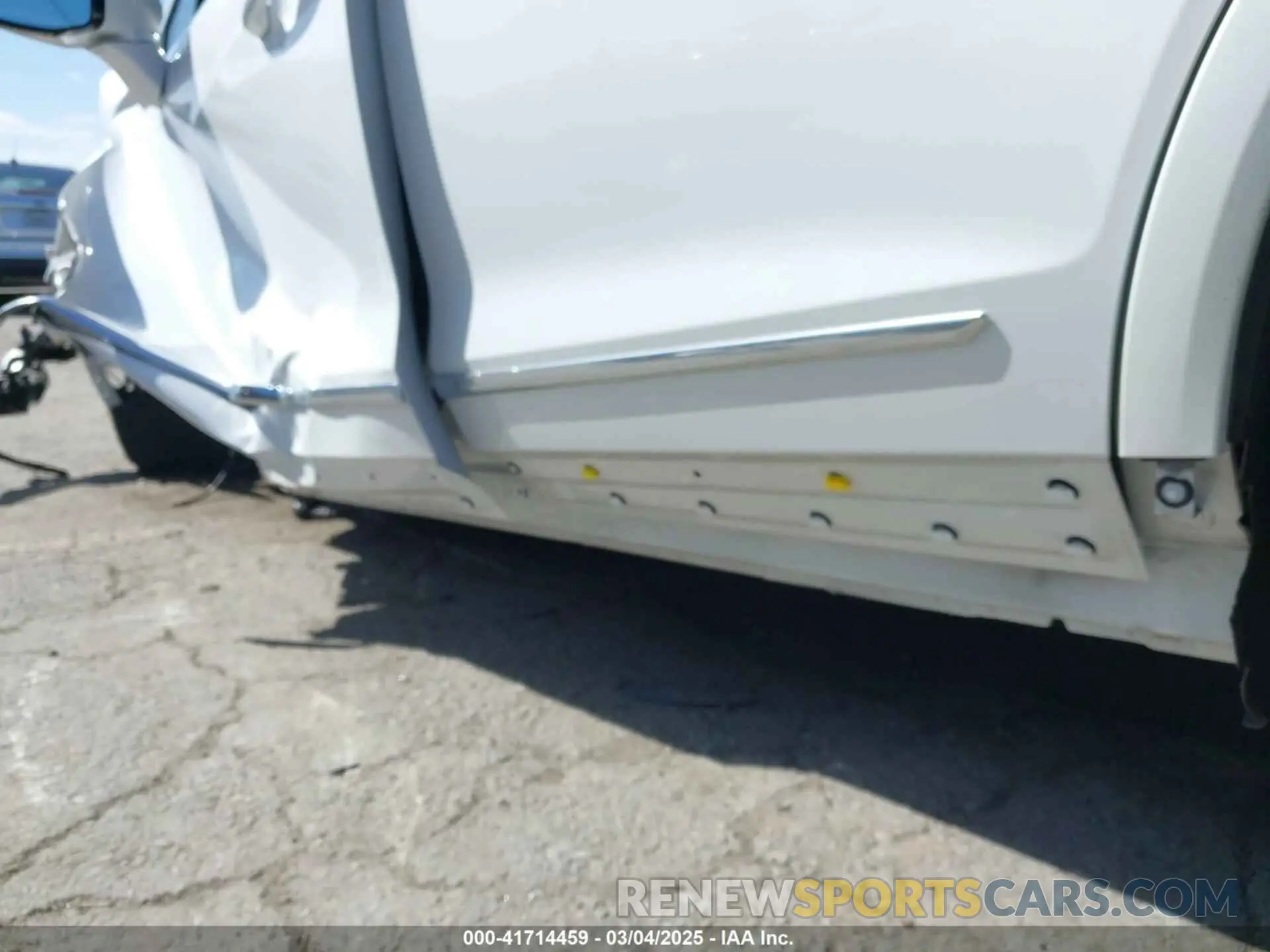 17 Photograph of a damaged car 1GYKNDRS4PZ195431 CADILLAC XT5 2023