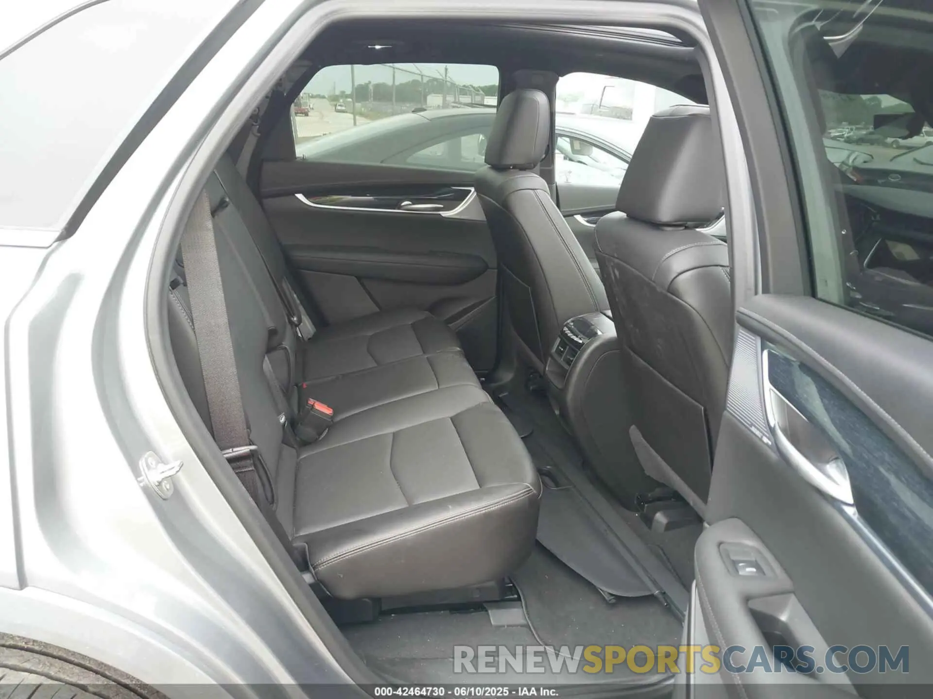 8 Photograph of a damaged car 1GYKNCRS0SZ101466 CADILLAC XT5 2025