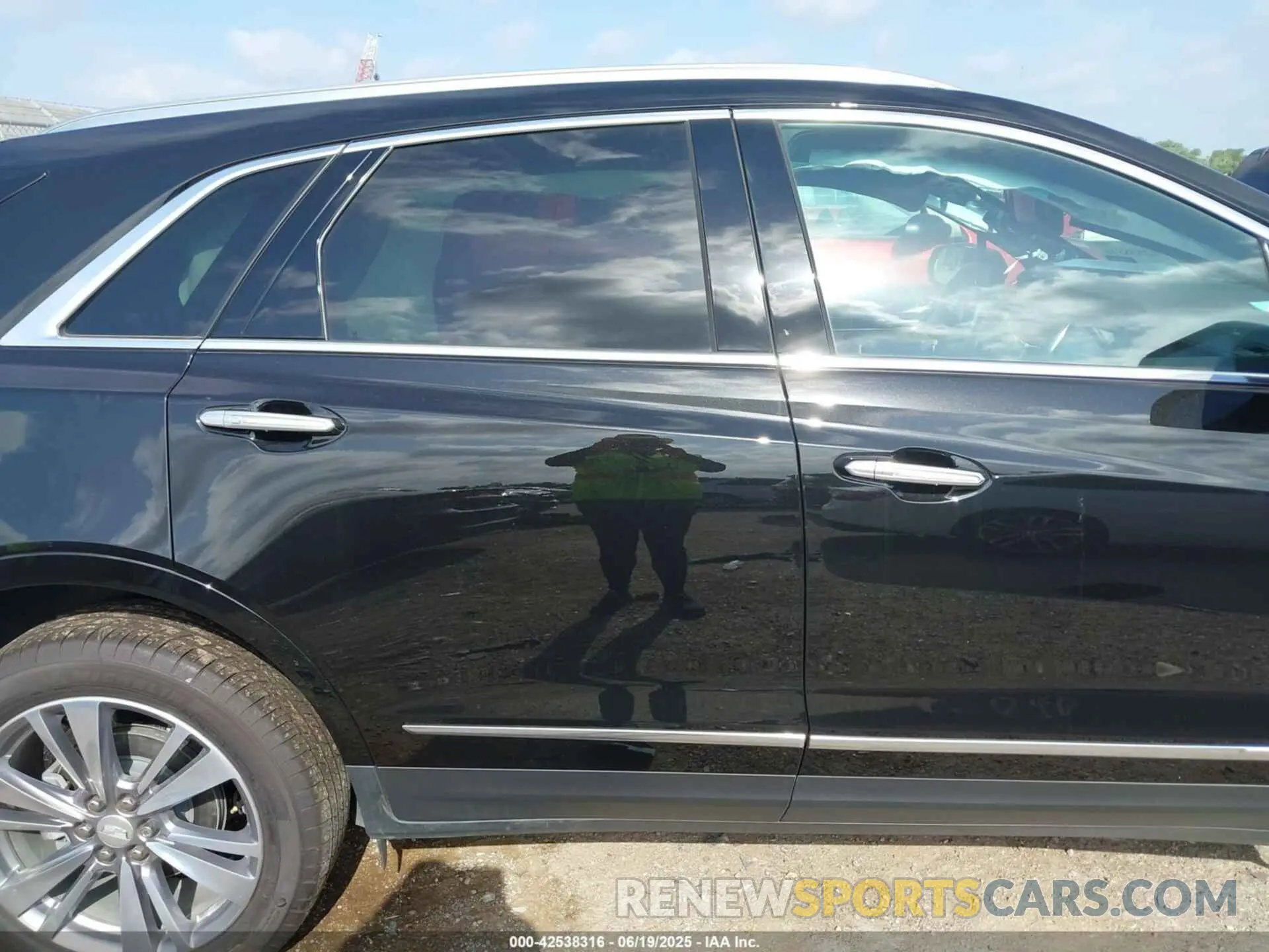 13 Photograph of a damaged car 1GYKNCRS8SZ110724 CADILLAC XT5 2025