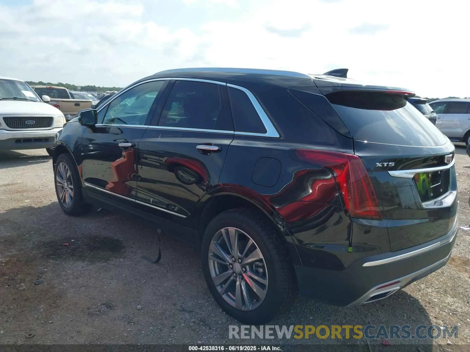 3 Photograph of a damaged car 1GYKNCRS8SZ110724 CADILLAC XT5 2025