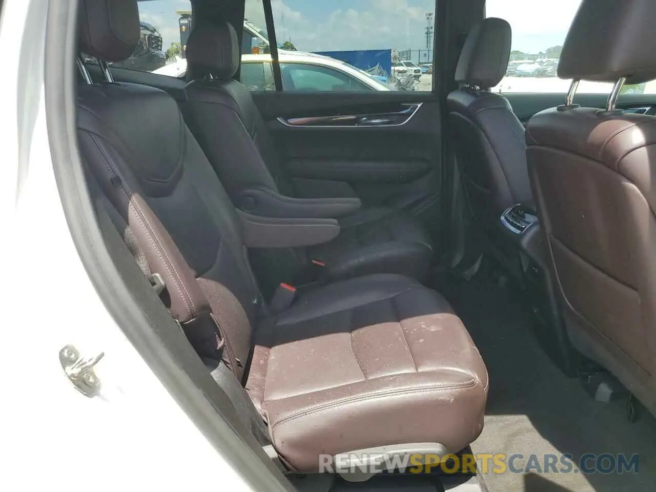 11 Photograph of a damaged car 1GYKPCRS7LZ235645 CADILLAC XT6 2020