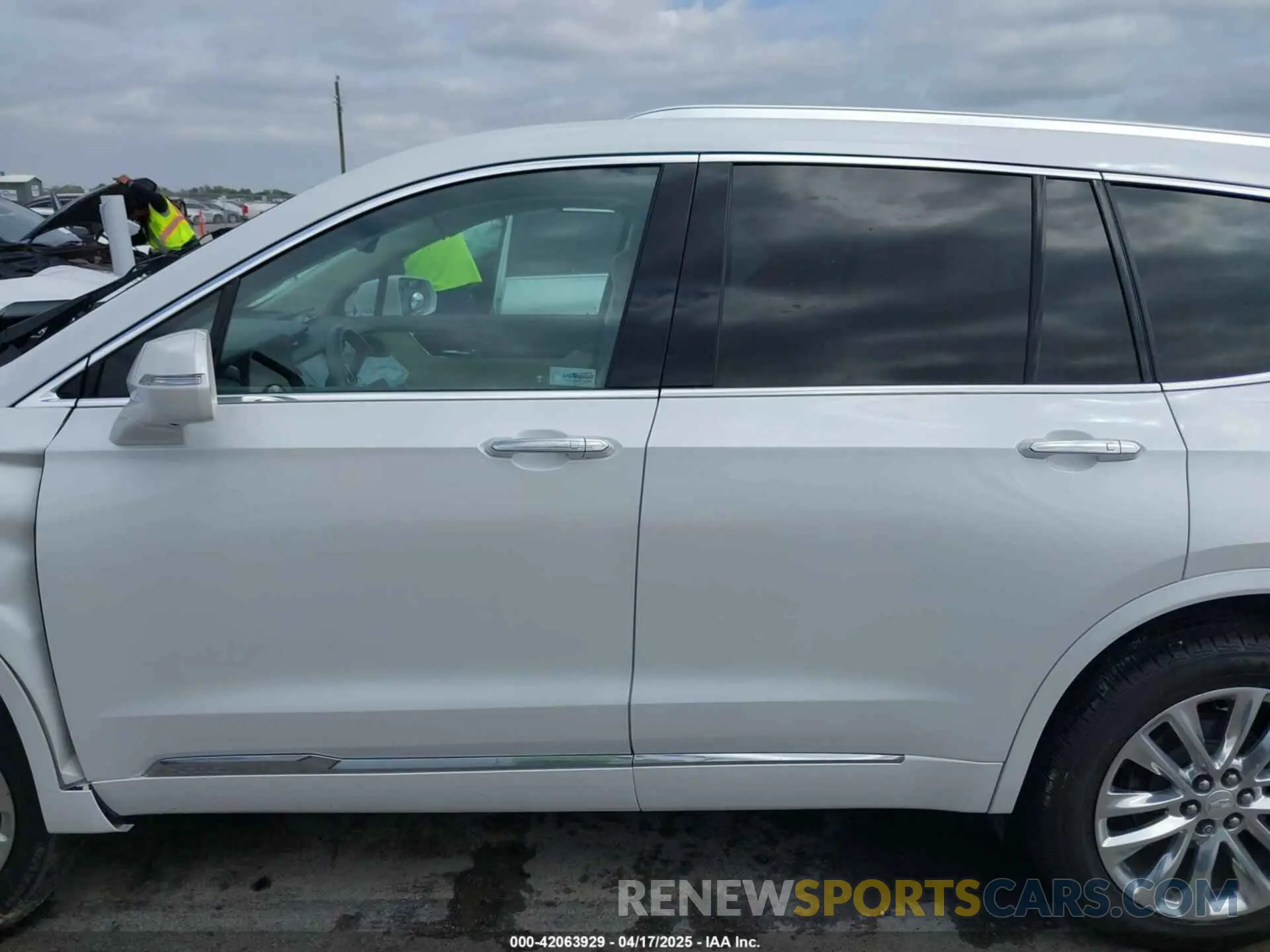 14 Photograph of a damaged car 1GYKPCRS9LZ115507 CADILLAC XT6 2020