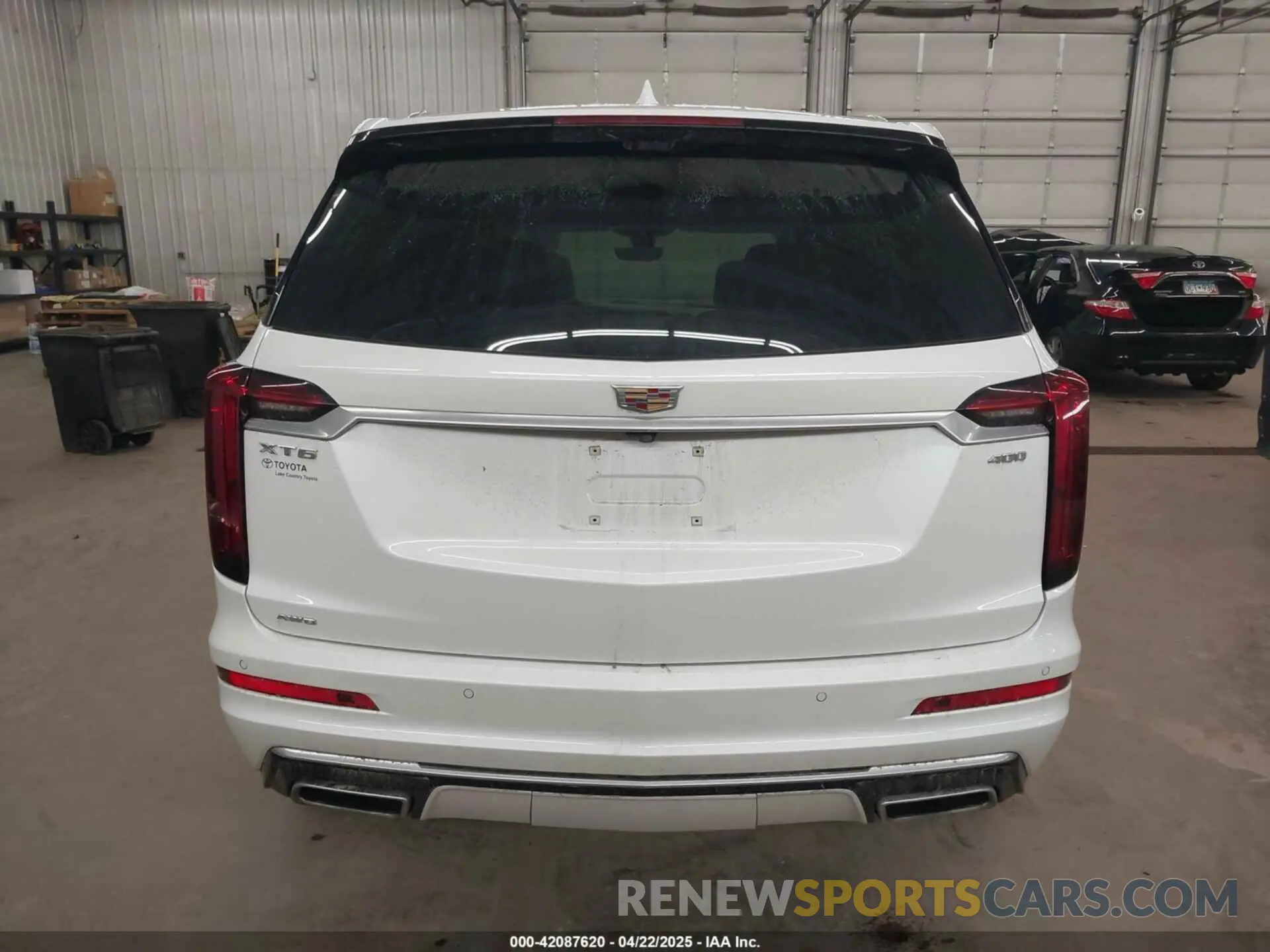 17 Photograph of a damaged car 1GYKPDRS3NZ131095 CADILLAC XT6 2022