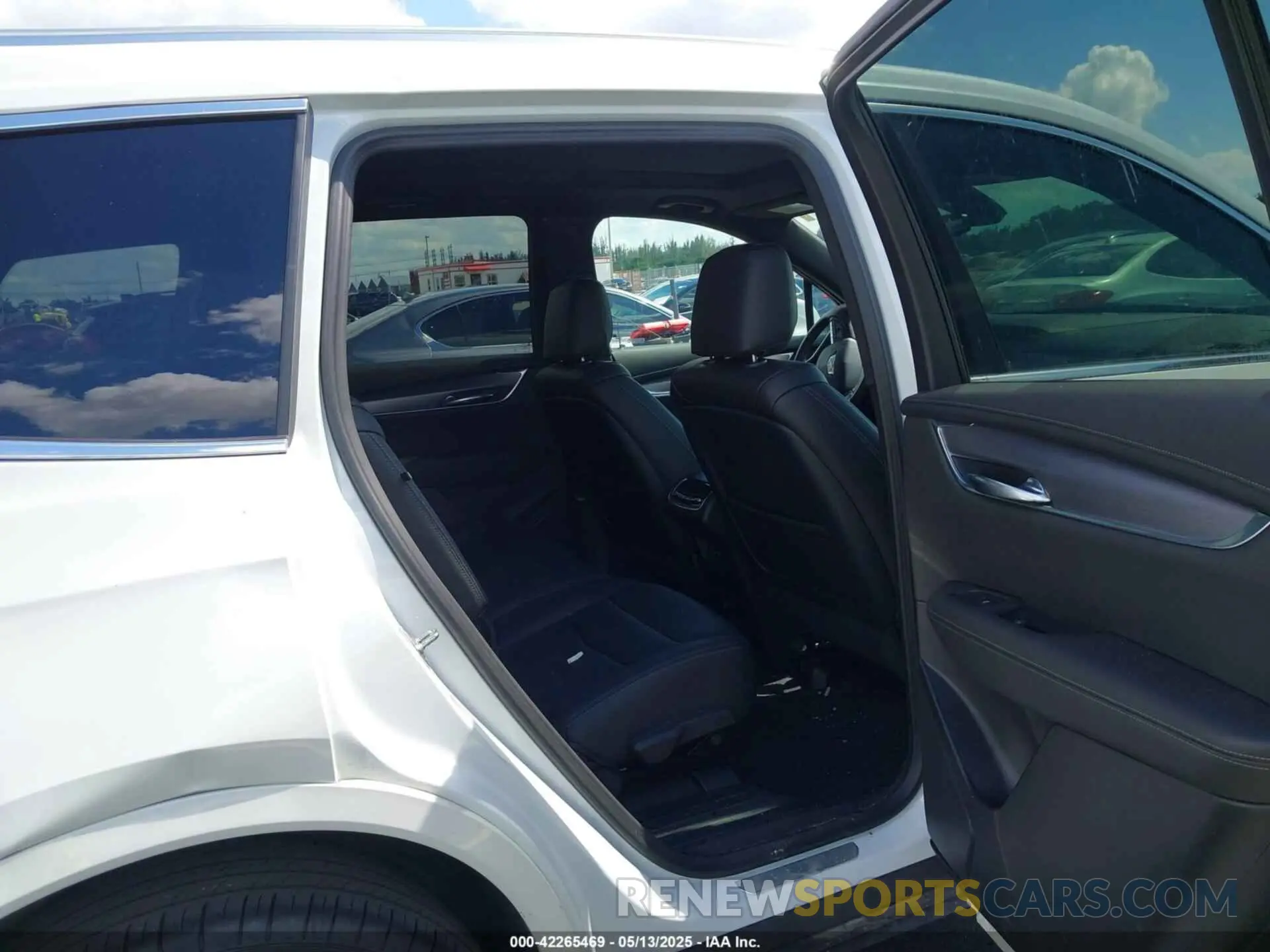 8 Фотография поврежденного автомобиля 1GYKPBR4XRZ742186 CADILLAC XT6 2024