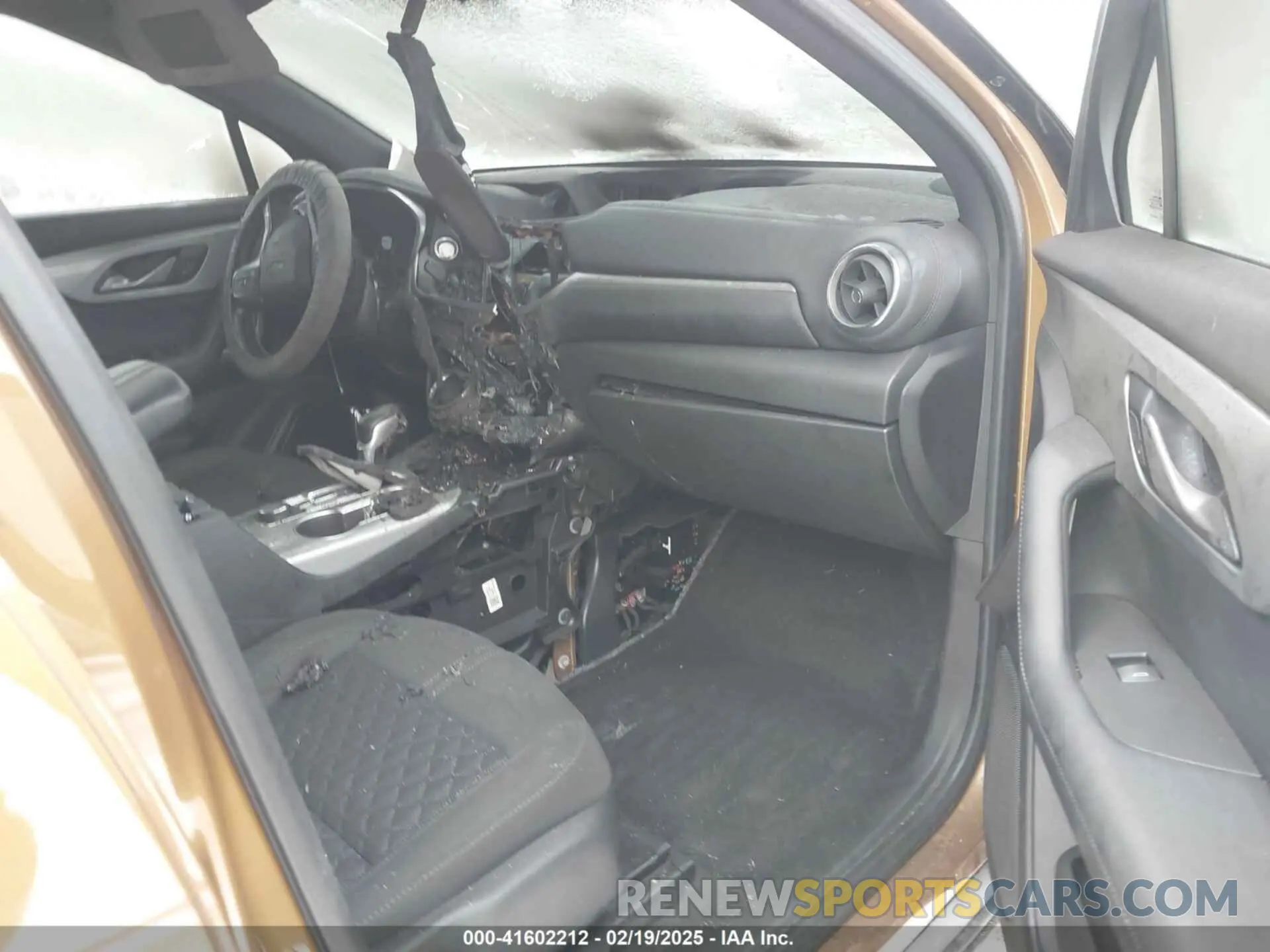 5 Photograph of a damaged car 3GNKBCRS2KS683069 CHEVROLET BLAZER 2019