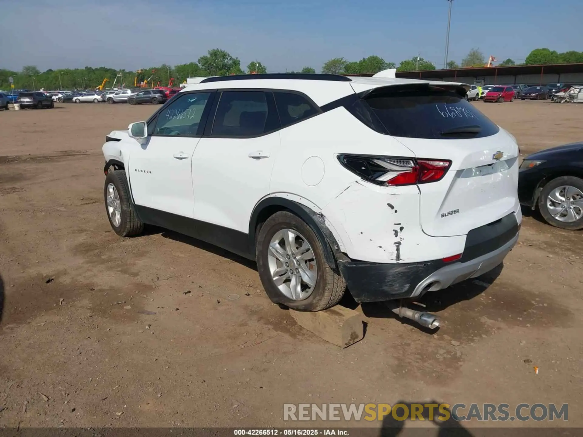 3 Фотография поврежденного автомобиля 3GNKBCRS7KS668731 CHEVROLET BLAZER 2019