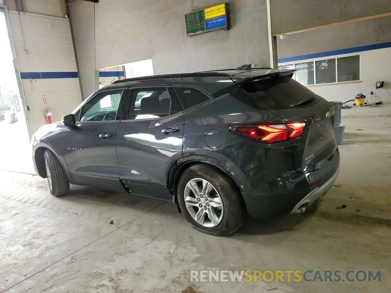 2 Фотография поврежденного автомобиля 3GNKBCRS9KS702667 CHEVROLET BLAZER 2019
