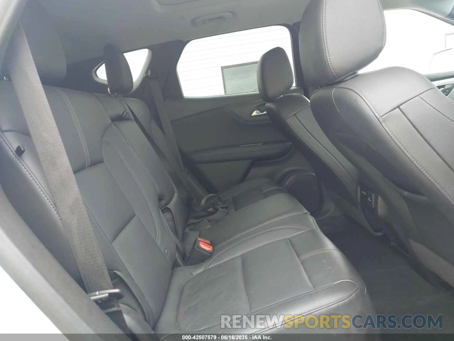 8 Photograph of a damaged car 3GNKBHRS6KS660522 CHEVROLET BLAZER 2019
