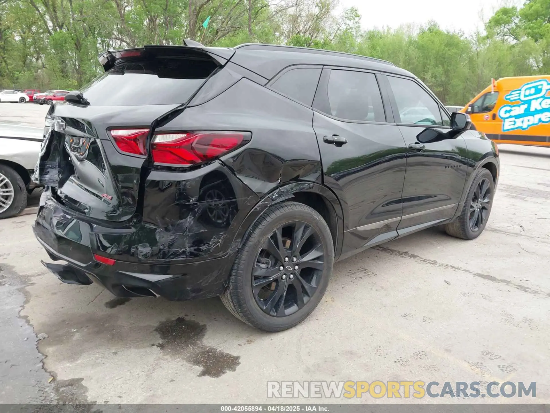 4 Фотография поврежденного автомобиля 3GNKBJRS8KS589136 CHEVROLET BLAZER 2019