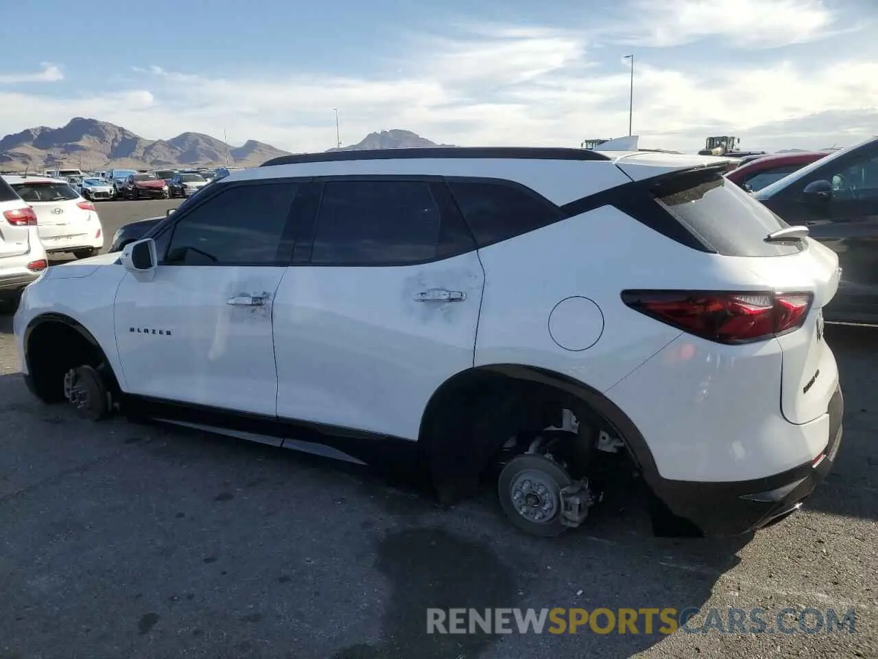 2 Фотография поврежденного автомобиля 3GNKBJRSXKS661583 CHEVROLET BLAZER 2019