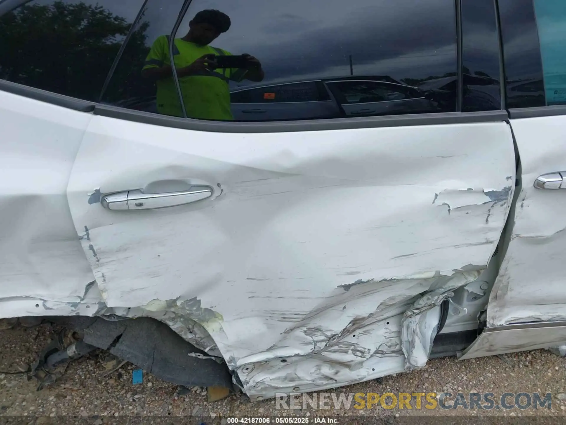 19 Photograph of a damaged car 3GNKBKRS1KS577836 CHEVROLET BLAZER 2019