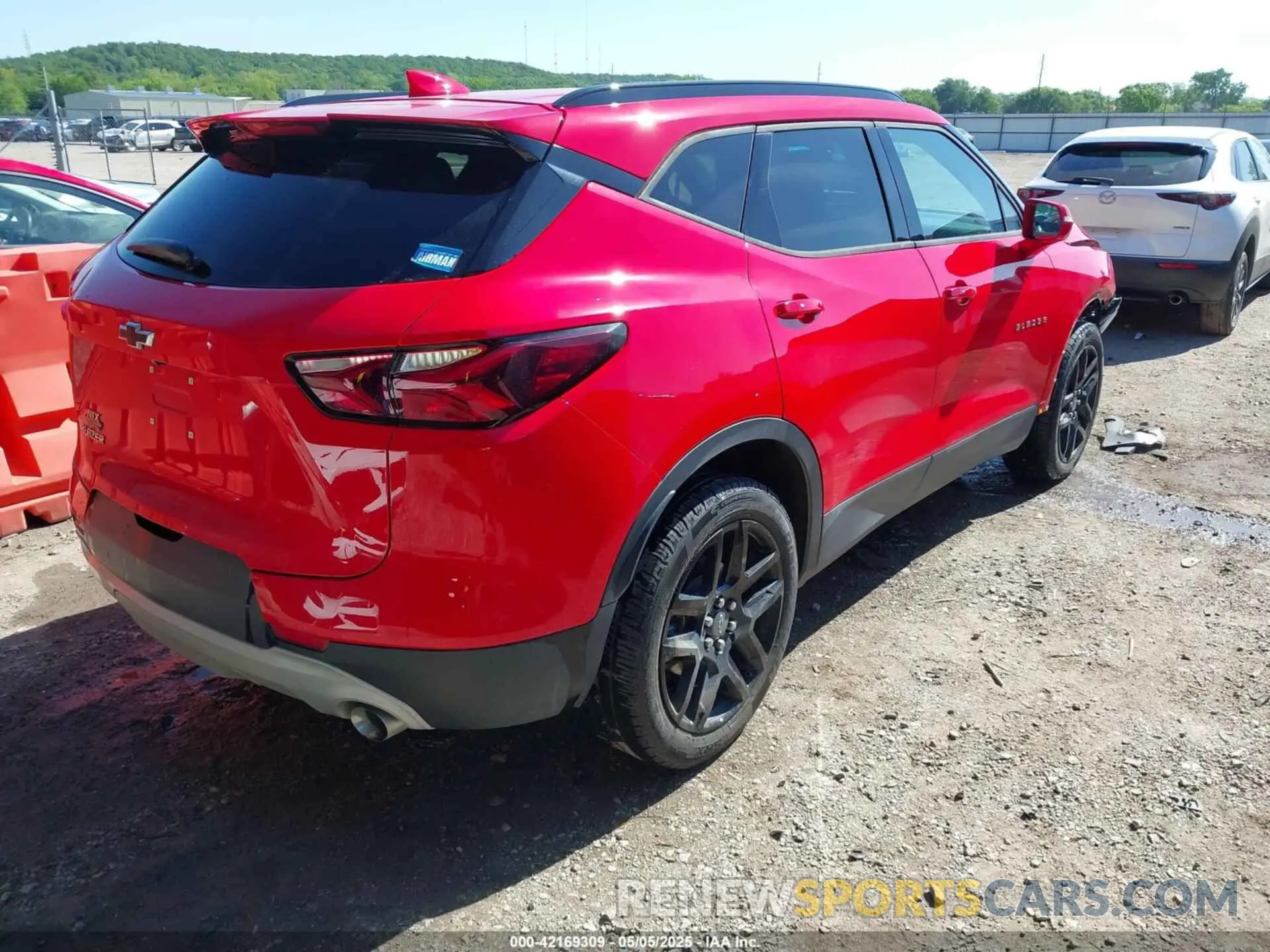 4 Photograph of a damaged car 3GNKBBRA0LS589890 CHEVROLET BLAZER 2020