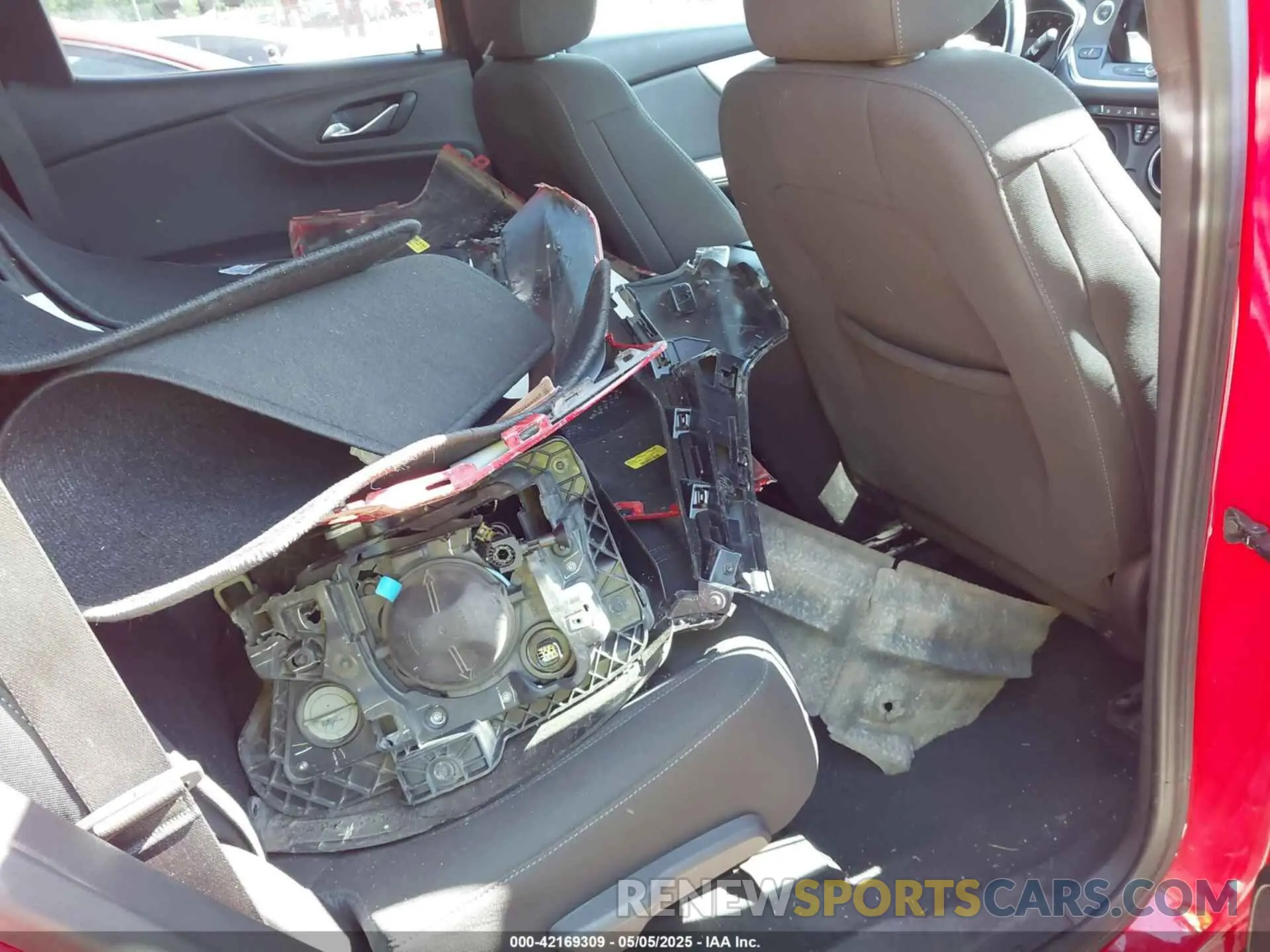 8 Photograph of a damaged car 3GNKBBRA0LS589890 CHEVROLET BLAZER 2020