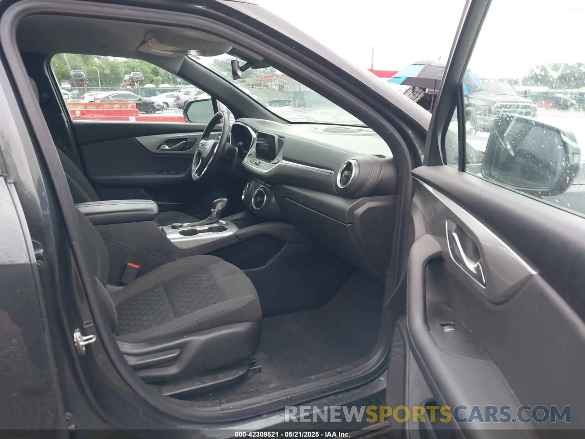 5 Photograph of a damaged car 3GNKBBRA8LS572366 CHEVROLET BLAZER 2020