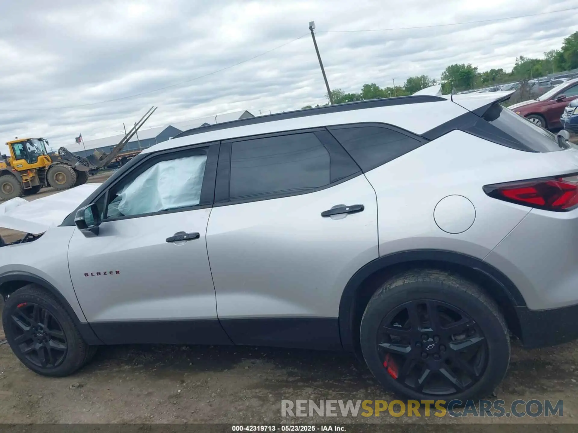 13 Photograph of a damaged car 3GNKBDRS9LS607288 CHEVROLET BLAZER 2020