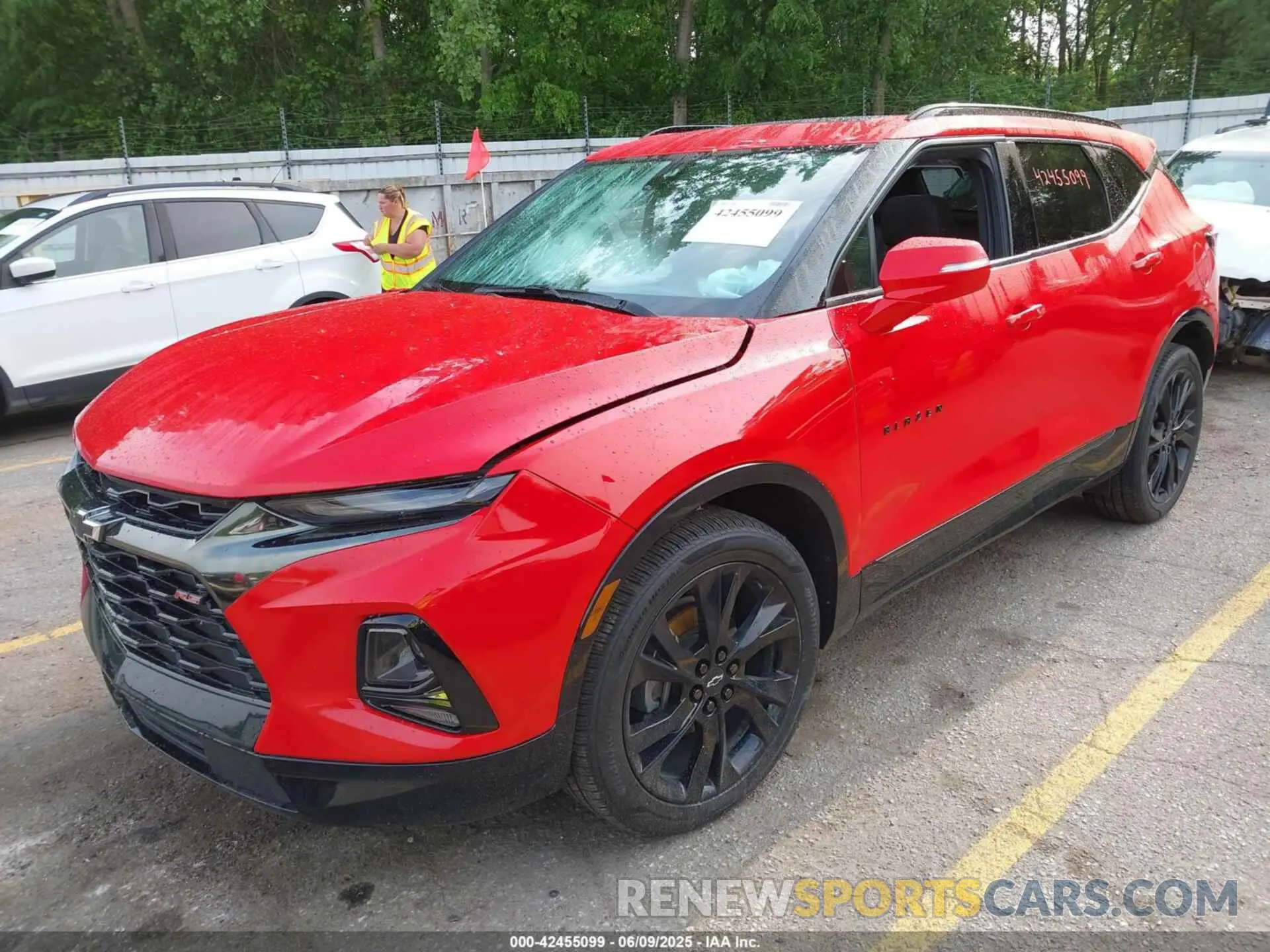 2 Photograph of a damaged car 3GNKBKRS2LS610070 CHEVROLET BLAZER 2020