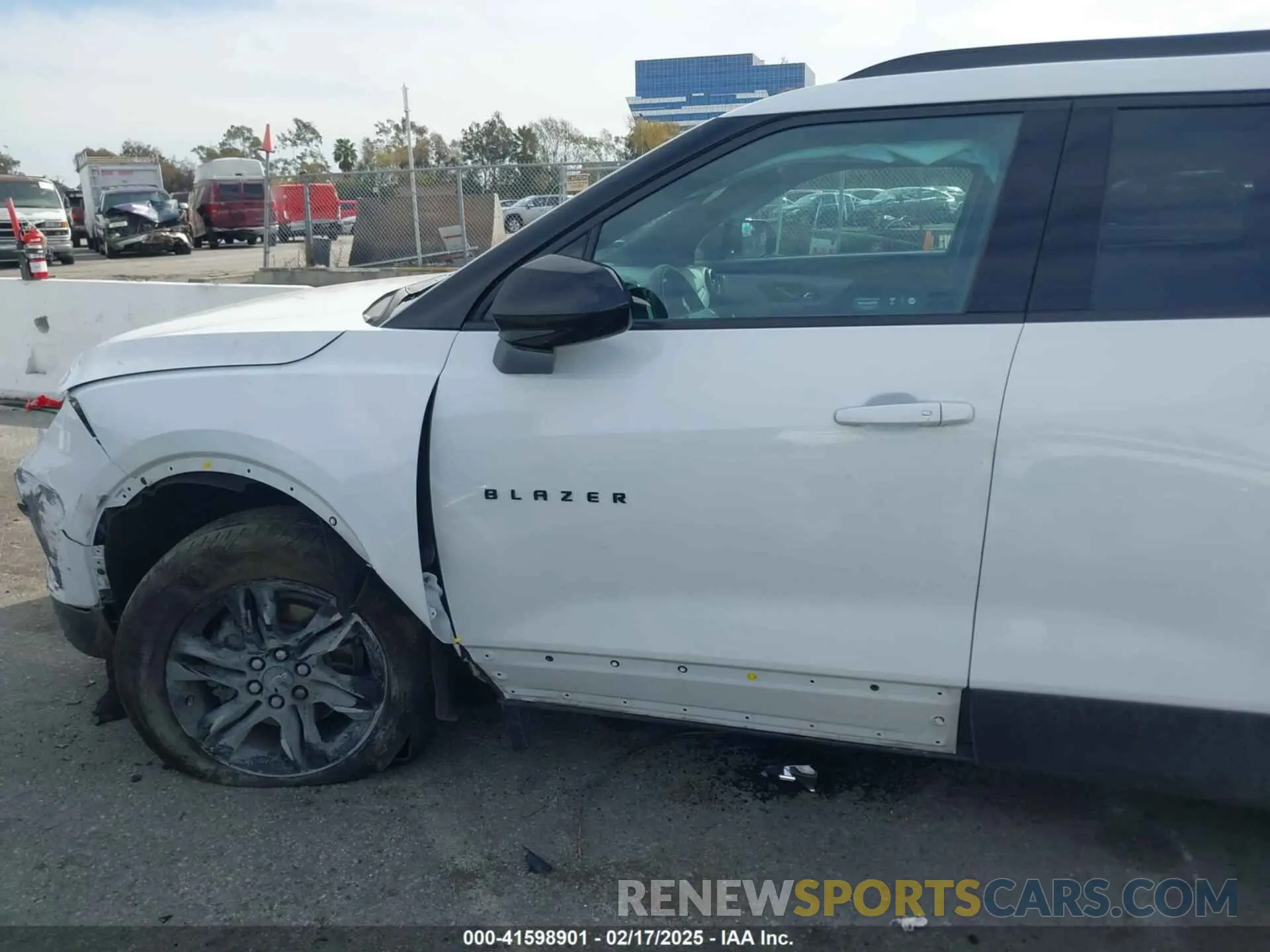 17 Фотография поврежденного автомобиля 3GNKBBRAXMS569647 CHEVROLET BLAZER 2021