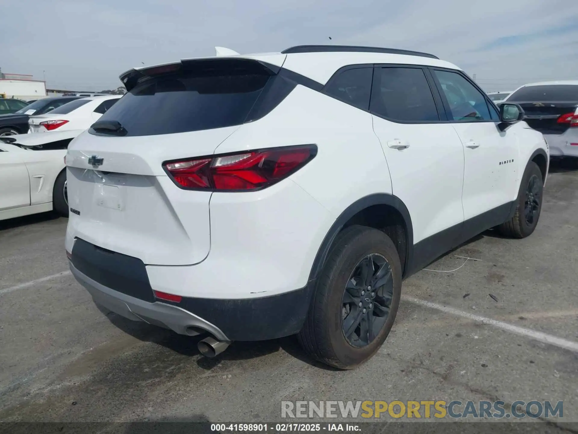 4 Фотография поврежденного автомобиля 3GNKBBRAXMS569647 CHEVROLET BLAZER 2021