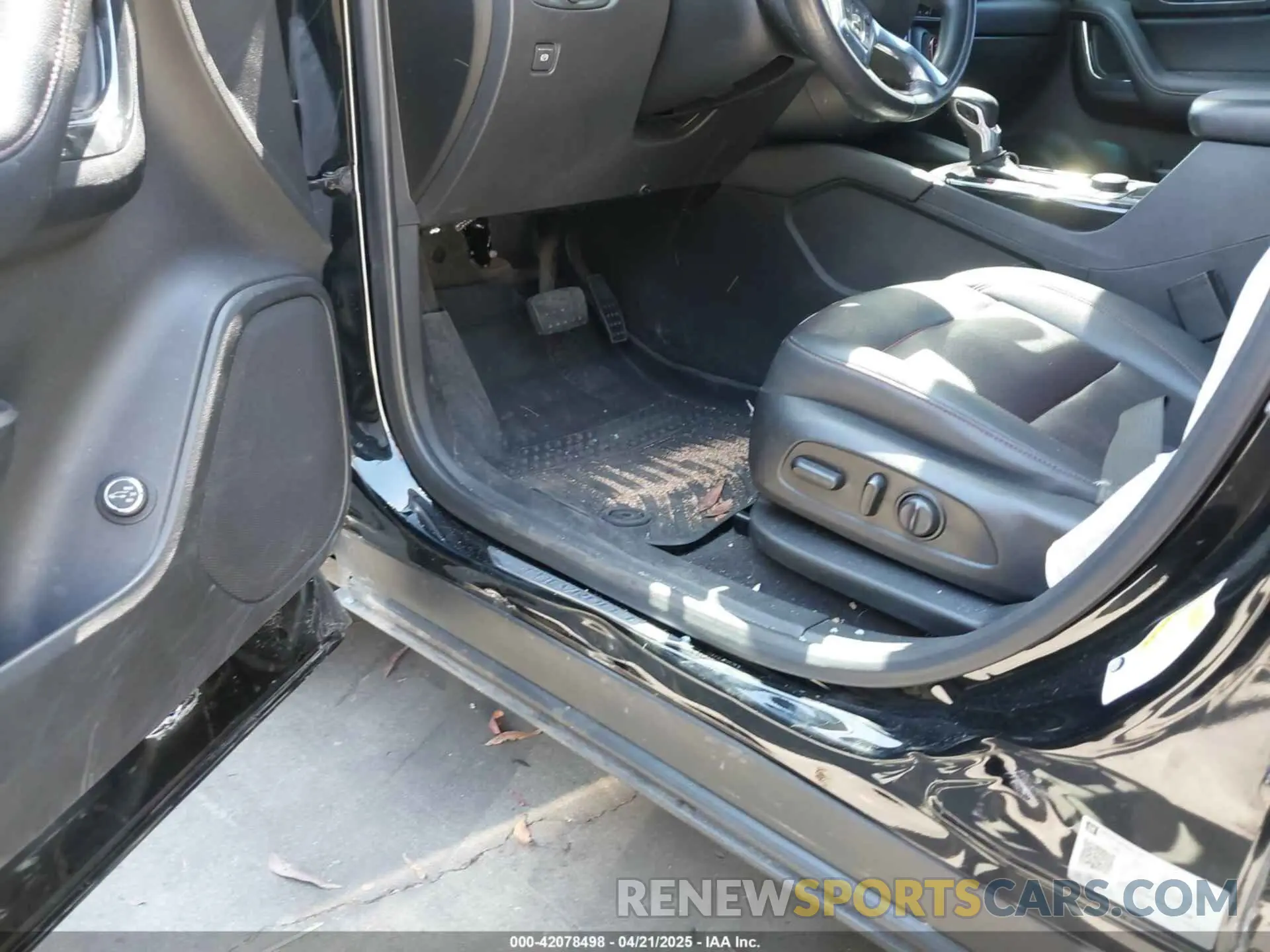 12 Photograph of a damaged car 3GNKBERS4MS523208 CHEVROLET BLAZER 2021
