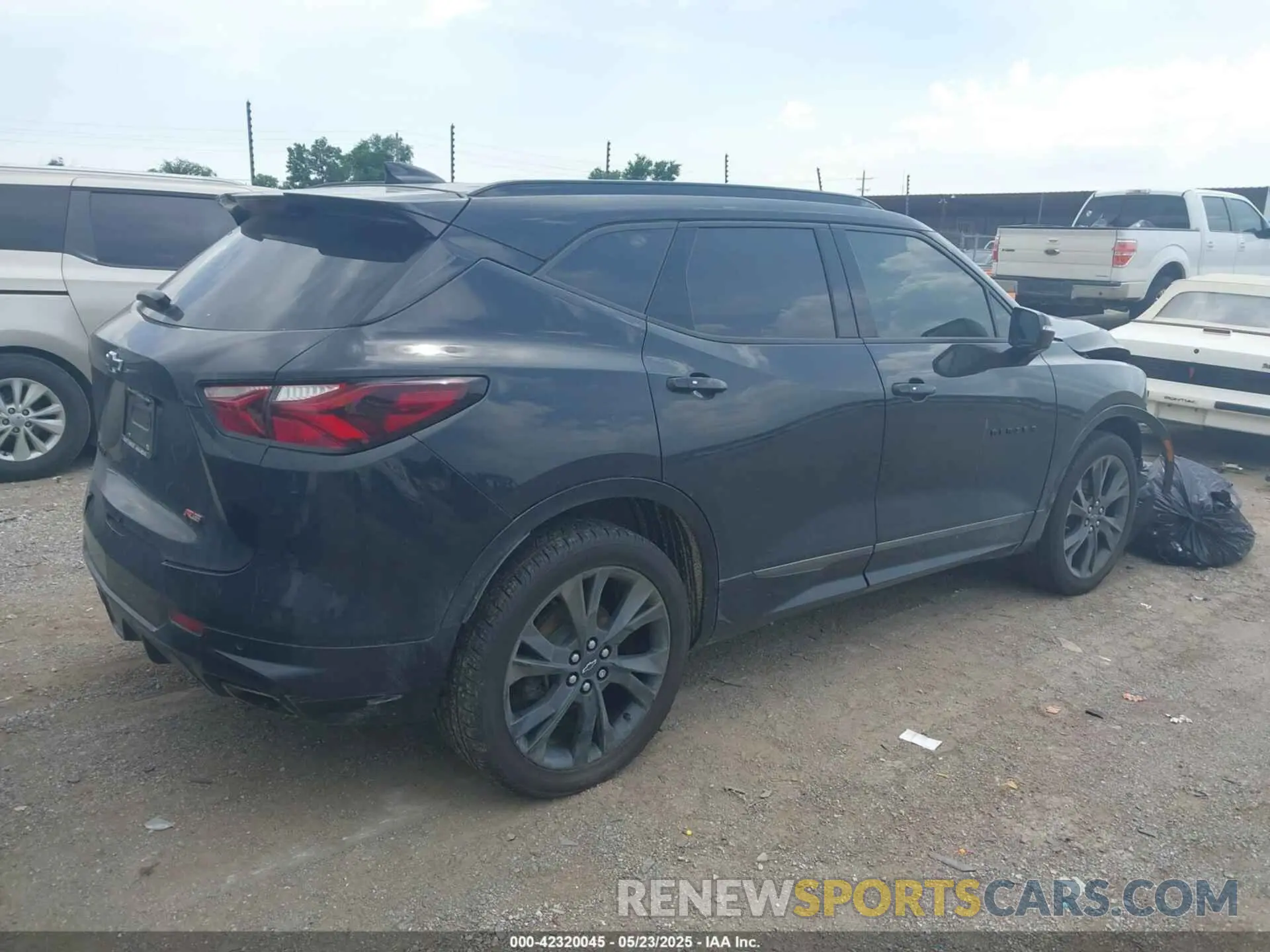 4 Фотография поврежденного автомобиля 3GNKBERS6MS583636 CHEVROLET BLAZER 2021