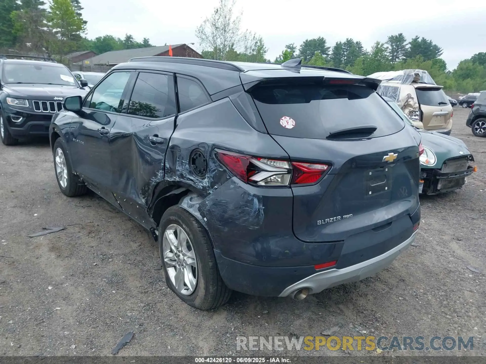 3 Photograph of a damaged car 3GNKBHRSXMS558420 CHEVROLET BLAZER 2021