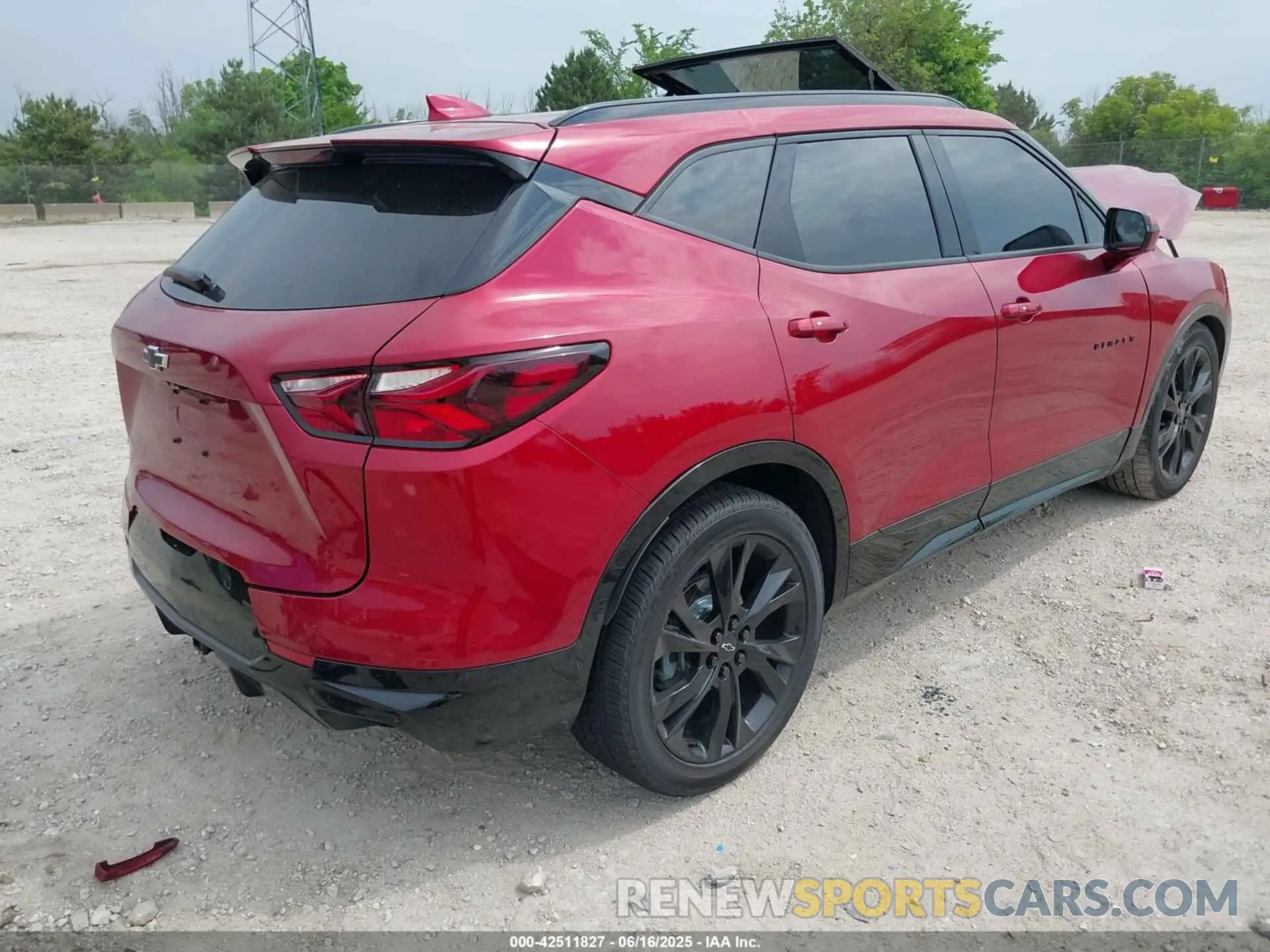 4 Photograph of a damaged car 3GNKBKRS4MS570818 CHEVROLET BLAZER 2021