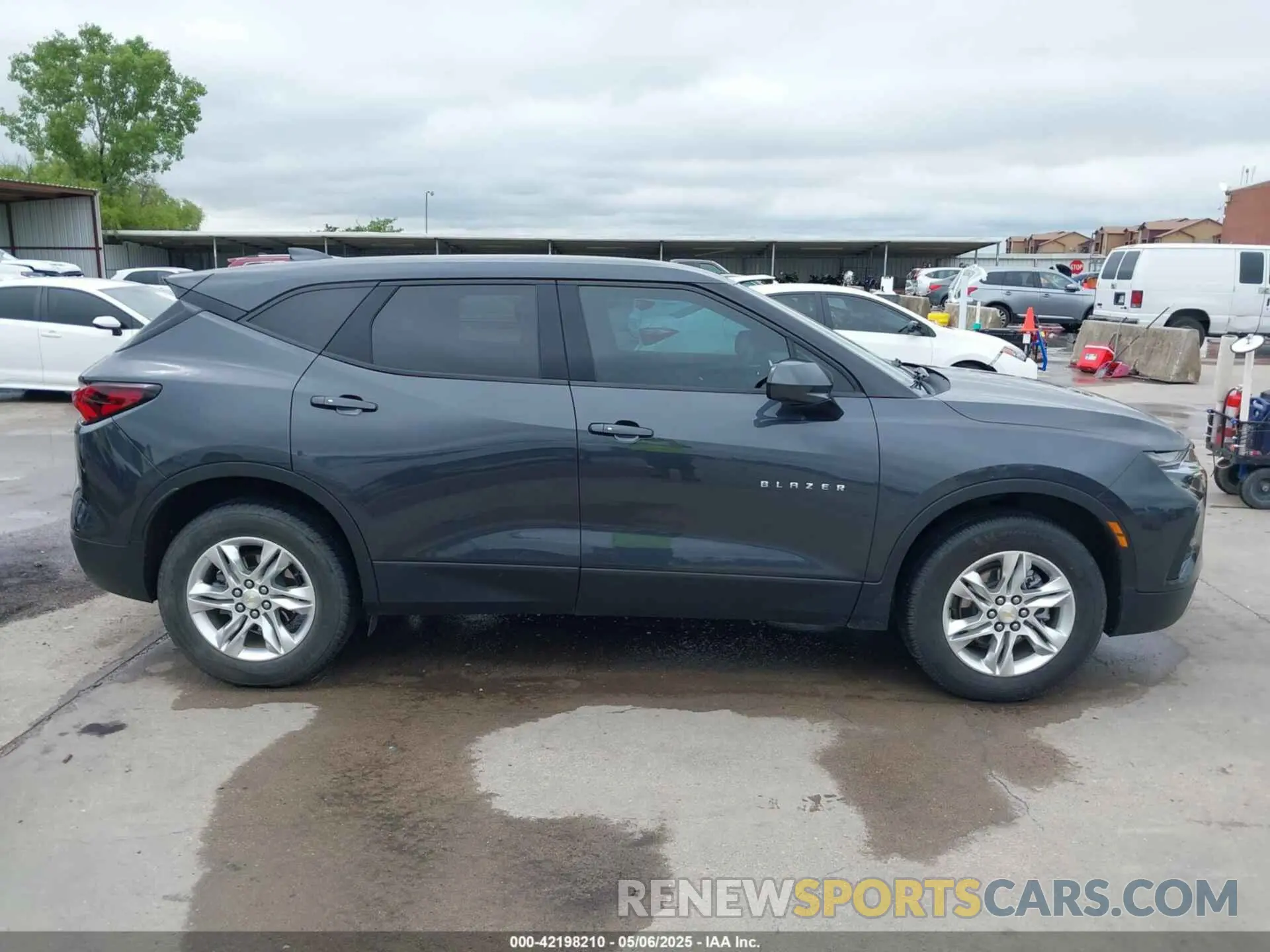 13 Фотография поврежденного автомобиля 3GNKBCR40NS212396 CHEVROLET BLAZER 2022