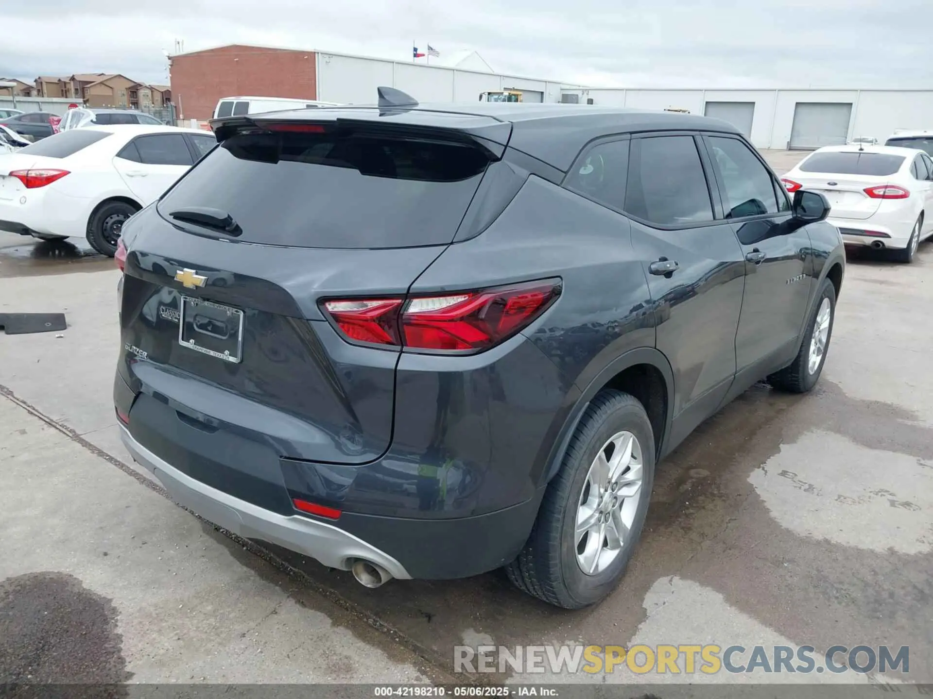4 Фотография поврежденного автомобиля 3GNKBCR40NS212396 CHEVROLET BLAZER 2022