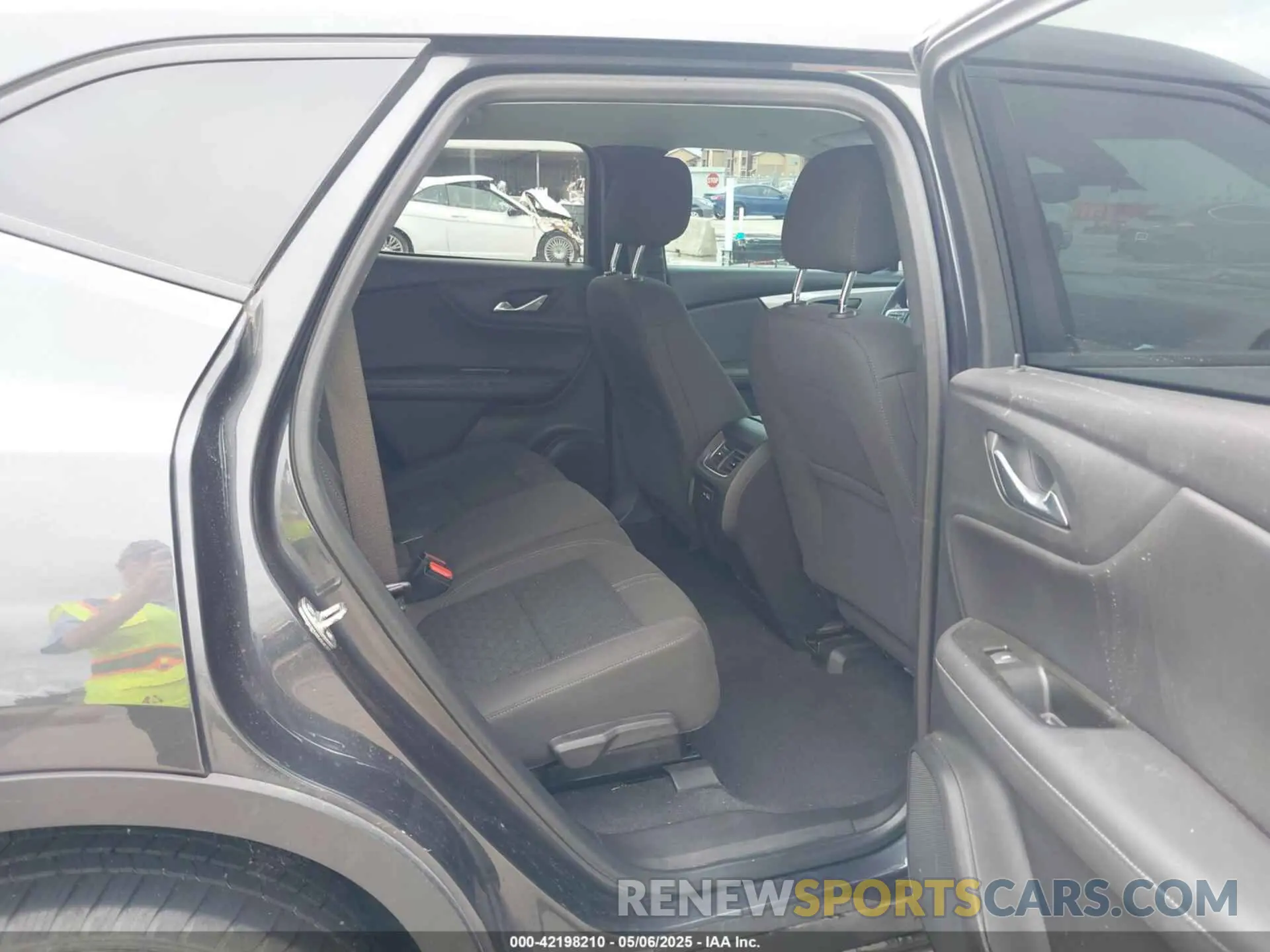 8 Фотография поврежденного автомобиля 3GNKBCR40NS212396 CHEVROLET BLAZER 2022