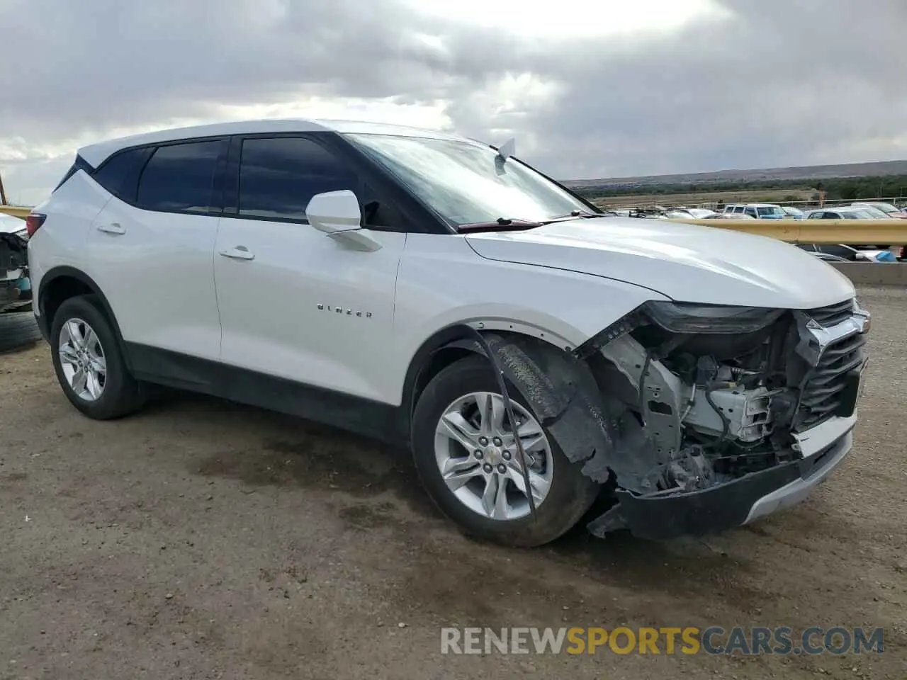 4 Фотография поврежденного автомобиля 3GNKBCR45NS120832 CHEVROLET BLAZER 2022