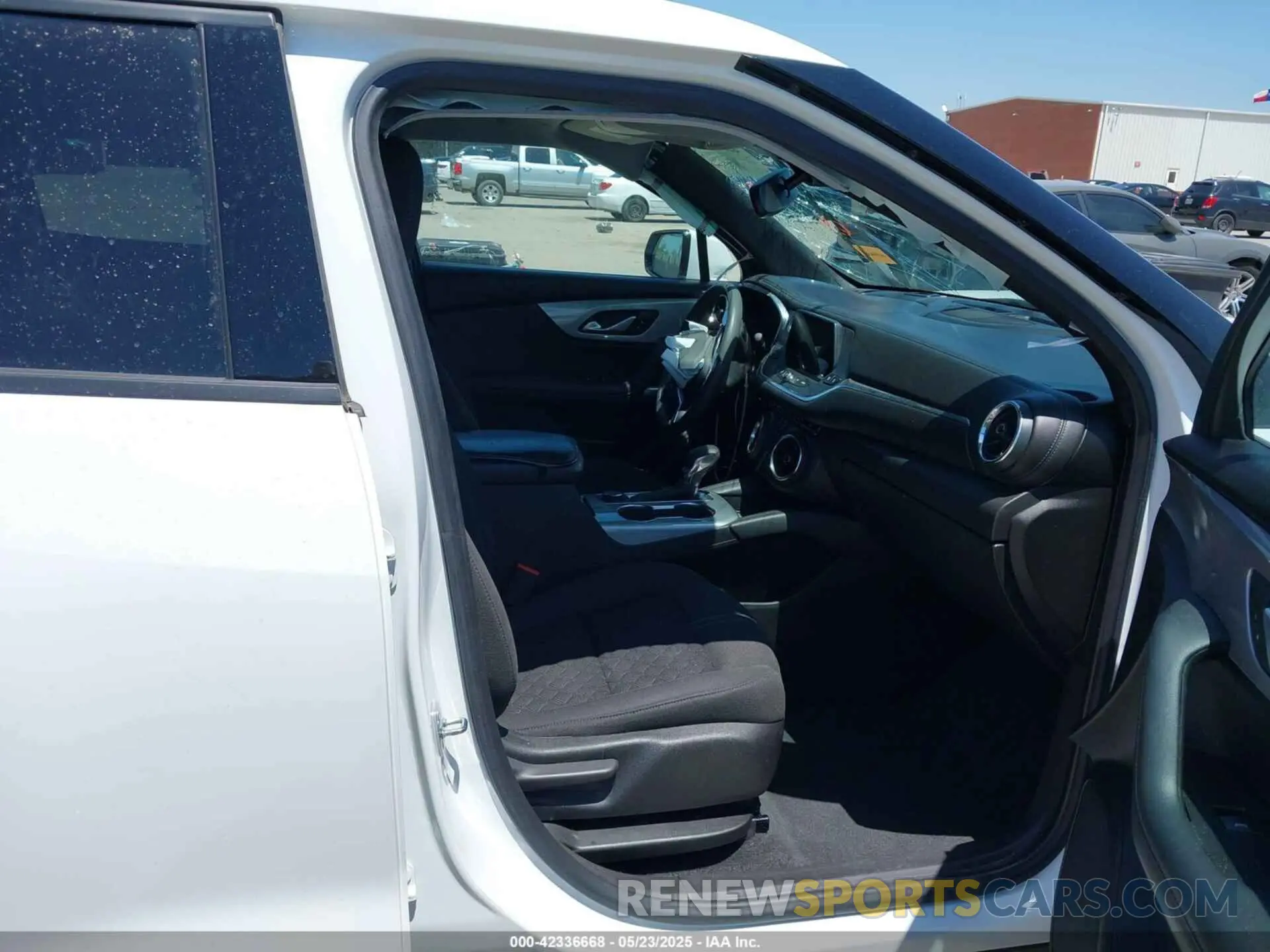 5 Photograph of a damaged car 3GNKBCR4XNS169556 CHEVROLET BLAZER 2022