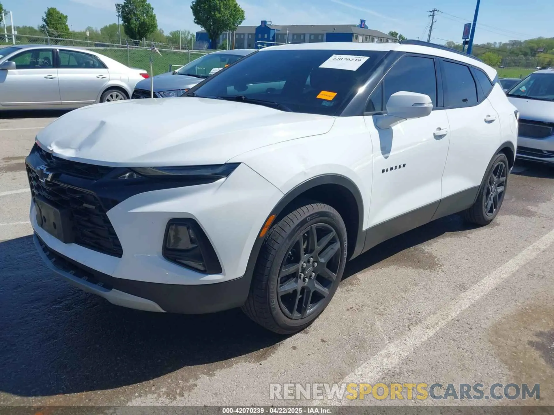 2 Фотография поврежденного автомобиля 3GNKBDRS0NS135906 CHEVROLET BLAZER 2022