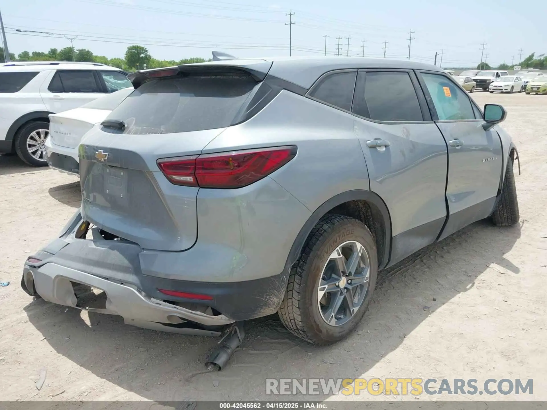 4 Фотография поврежденного автомобиля 3GNKBCR49PS183886 CHEVROLET BLAZER 2023