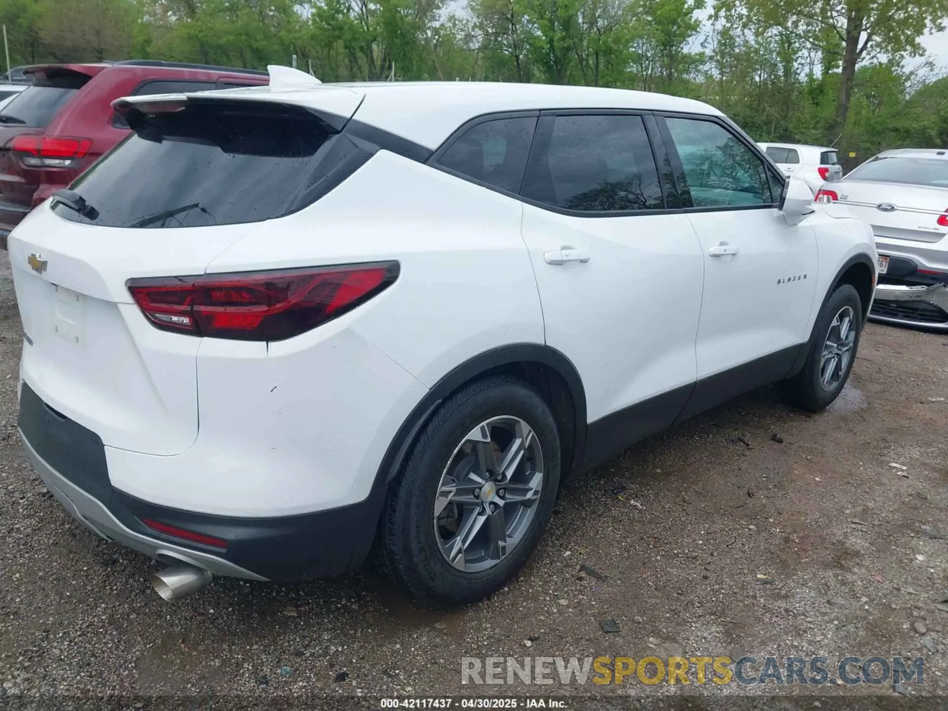 4 Фотография поврежденного автомобиля 3GNKBCR4XPS100305 CHEVROLET BLAZER 2023