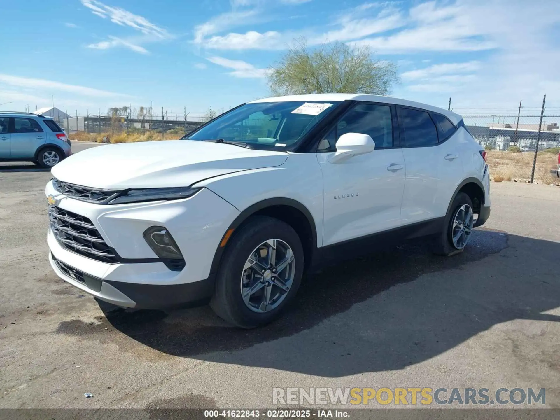 2 Фотография поврежденного автомобиля 3GNKBCR4XPS116844 CHEVROLET BLAZER 2023