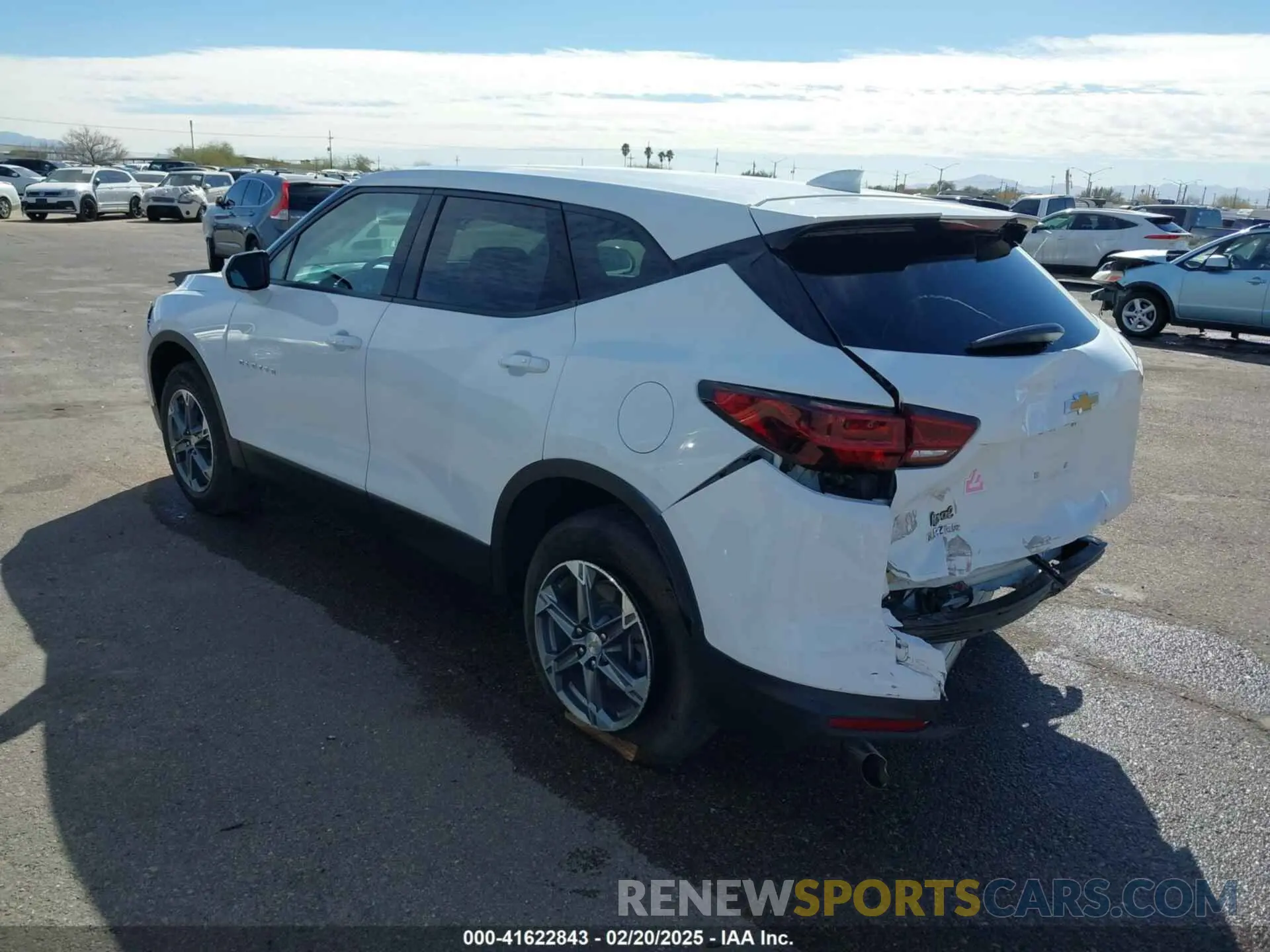 3 Фотография поврежденного автомобиля 3GNKBCR4XPS116844 CHEVROLET BLAZER 2023