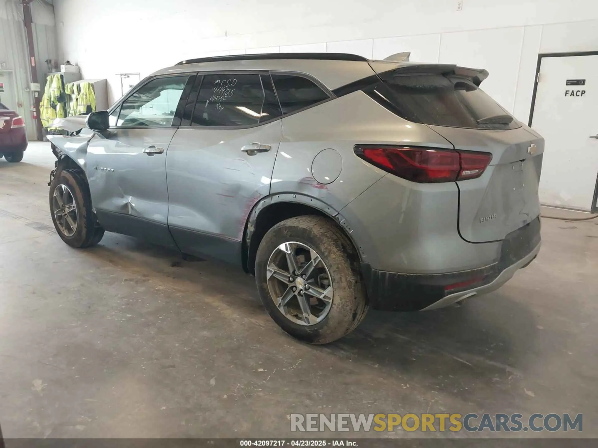 3 Фотография поврежденного автомобиля 3GNKBCR4XPS214756 CHEVROLET BLAZER 2023