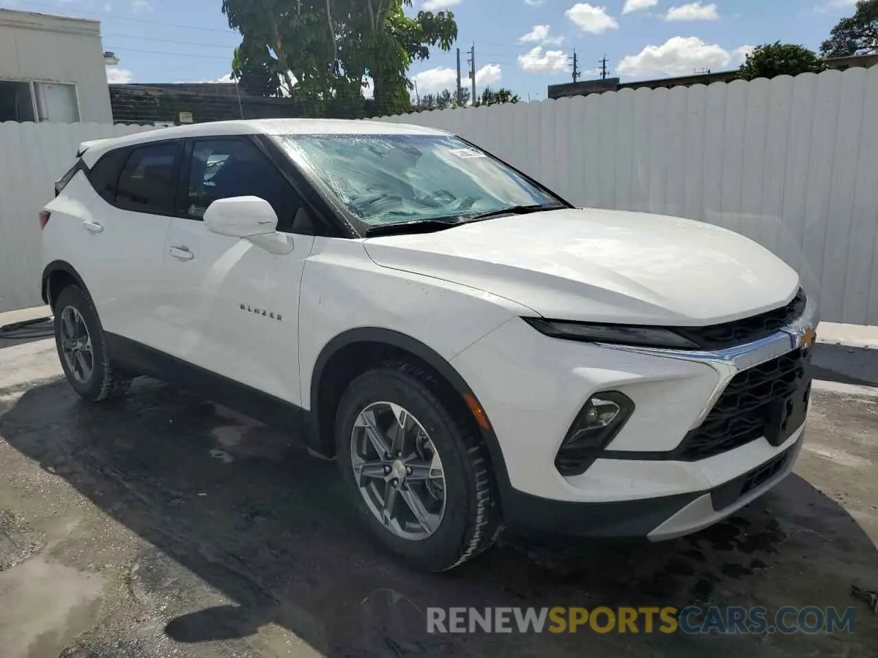 4 Фотография поврежденного автомобиля 3GNKBHR41PS203237 CHEVROLET BLAZER 2023