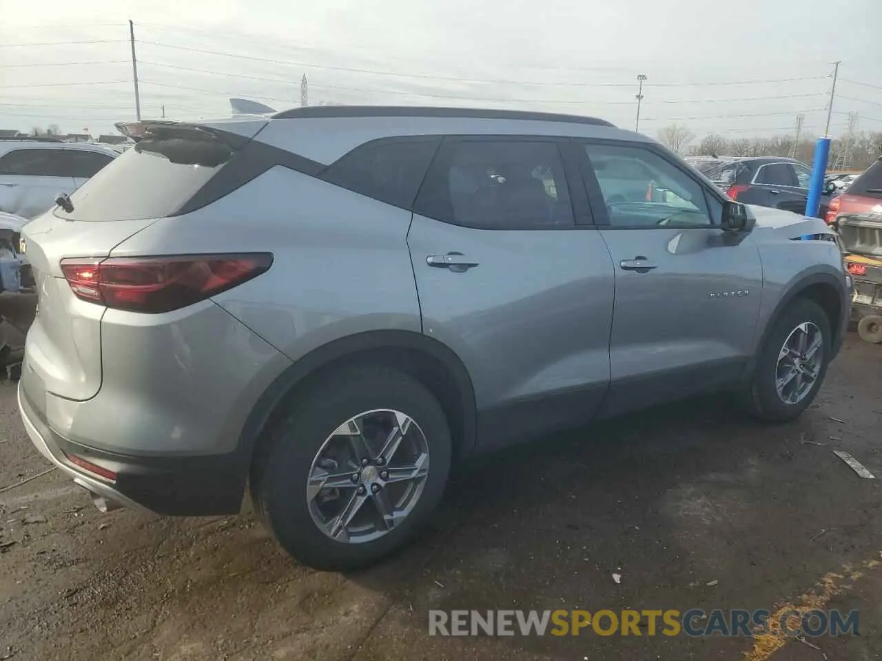 3 Фотография поврежденного автомобиля 3GNKBCR44RS257430 CHEVROLET BLAZER 2024