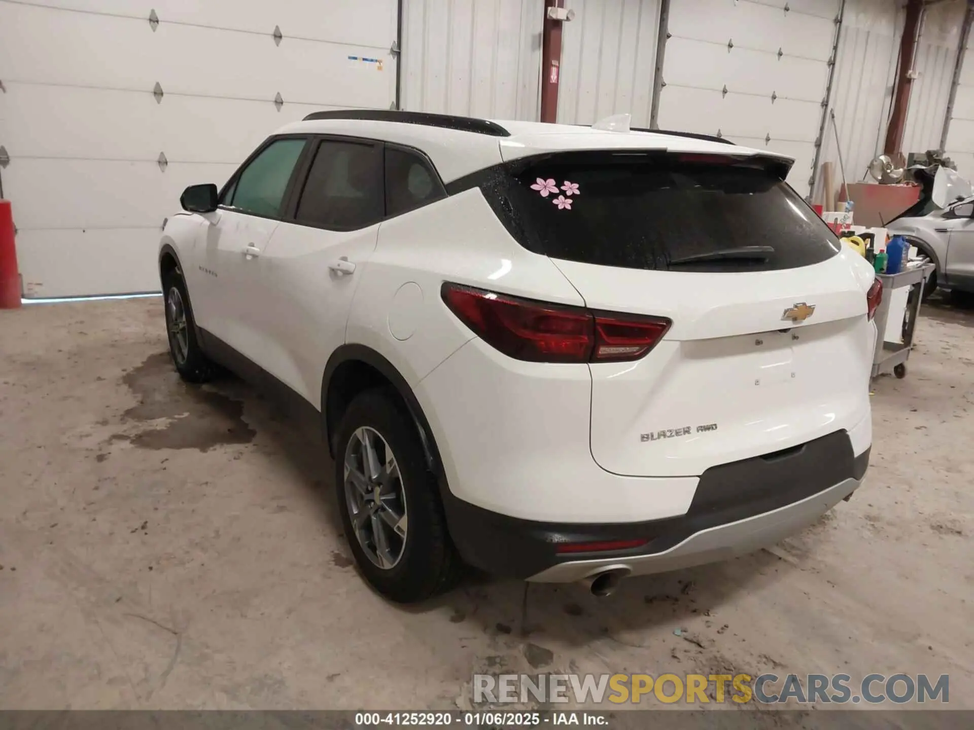 3 Фотография поврежденного автомобиля 3GNKBHR4XRS172301 CHEVROLET BLAZER 2024