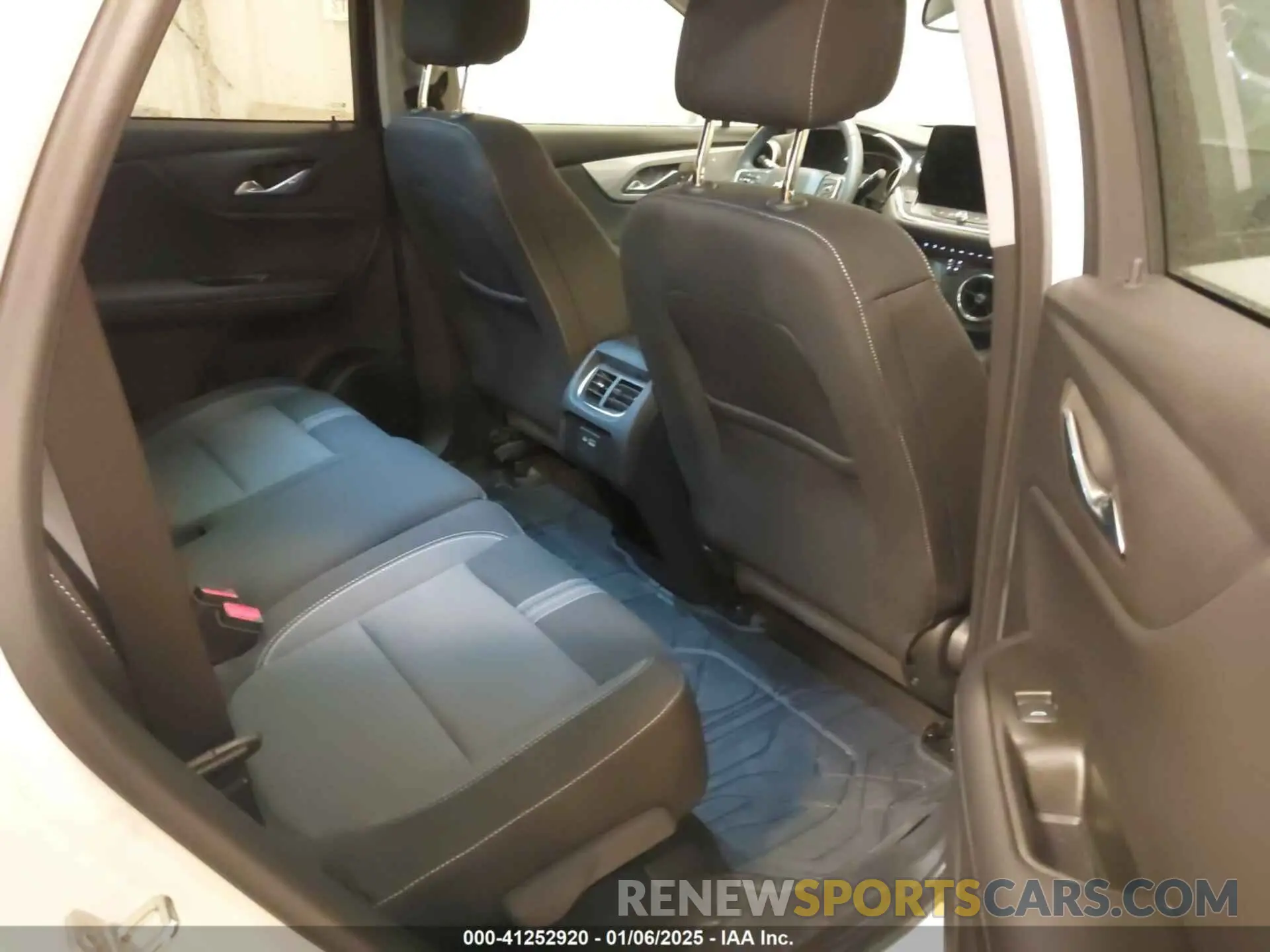 8 Фотография поврежденного автомобиля 3GNKBHR4XRS172301 CHEVROLET BLAZER 2024
