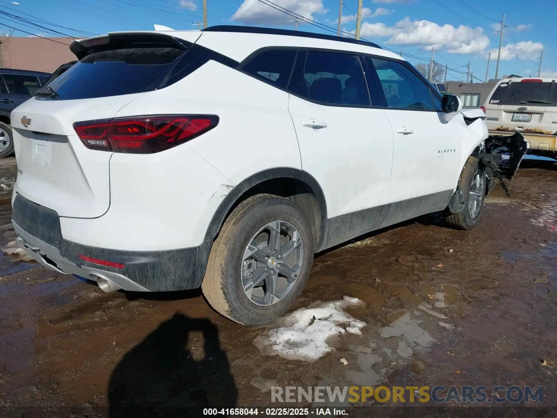 4 Фотография поврежденного автомобиля 3GNKBCR48SS166845 CHEVROLET BLAZER 2025