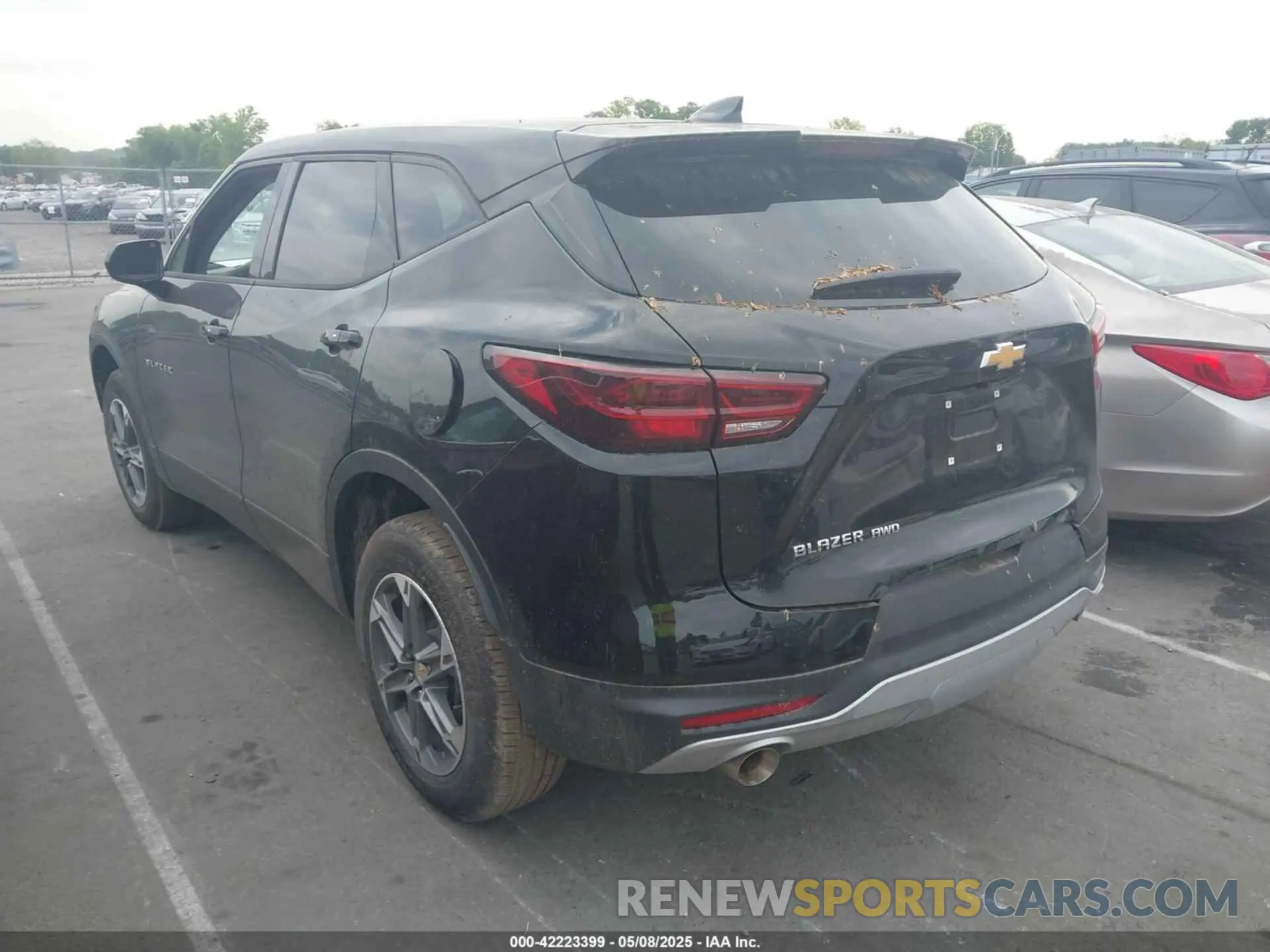 3 Фотография поврежденного автомобиля 3GNKBHR43SS184196 CHEVROLET BLAZER 2025