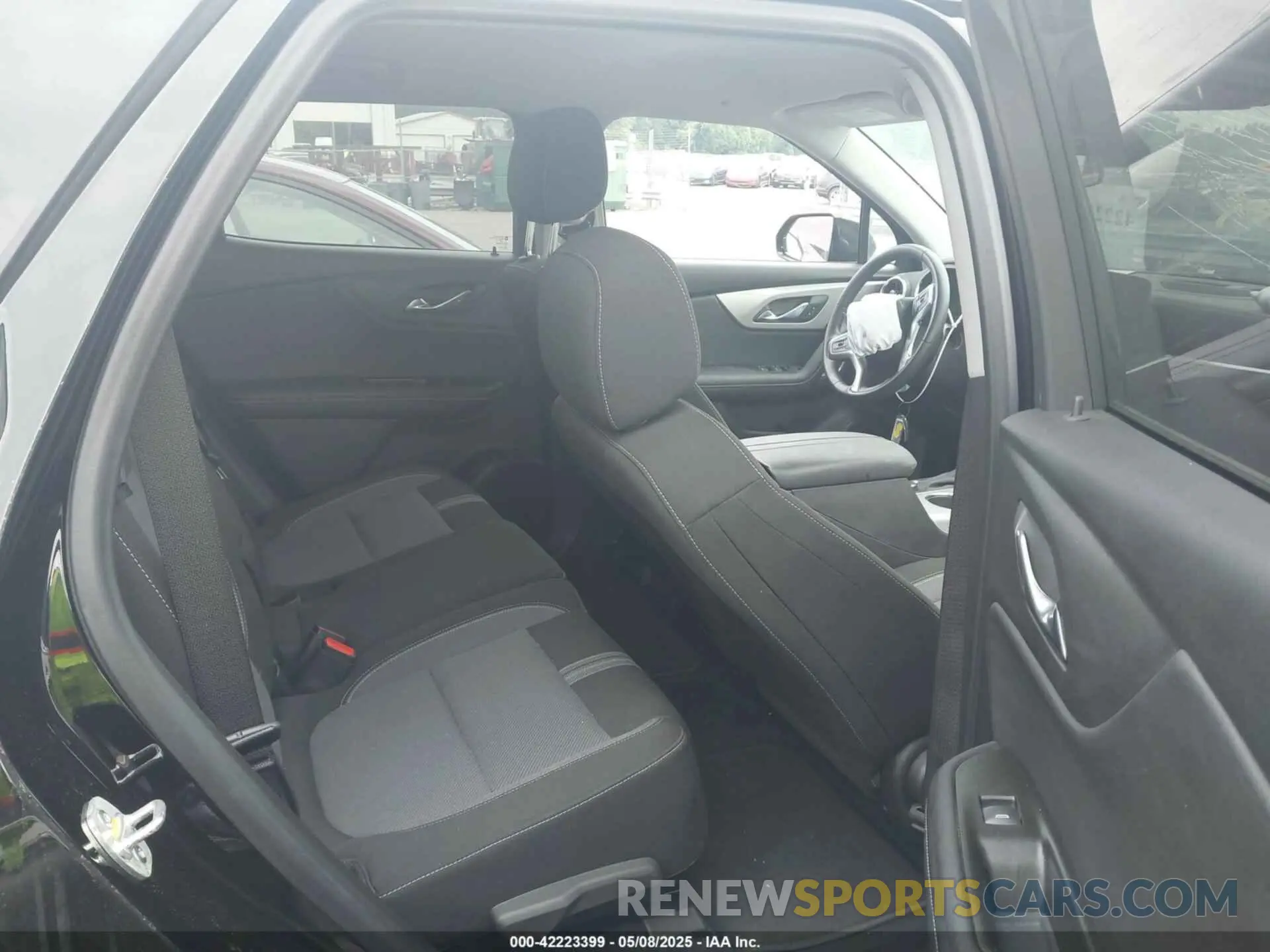 8 Фотография поврежденного автомобиля 3GNKBHR43SS184196 CHEVROLET BLAZER 2025
