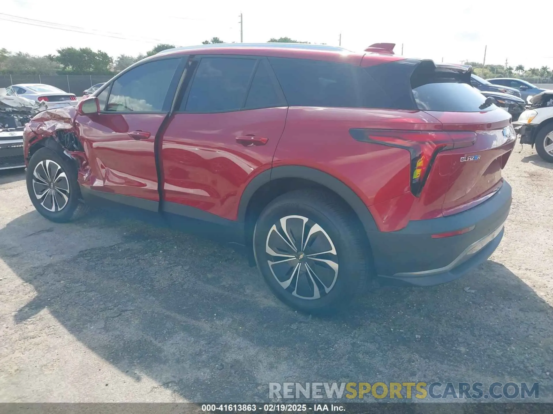 3 Photograph of a damaged car 3GNKDBRJ2RS272616 CHEVROLET BLAZER EV 2024
